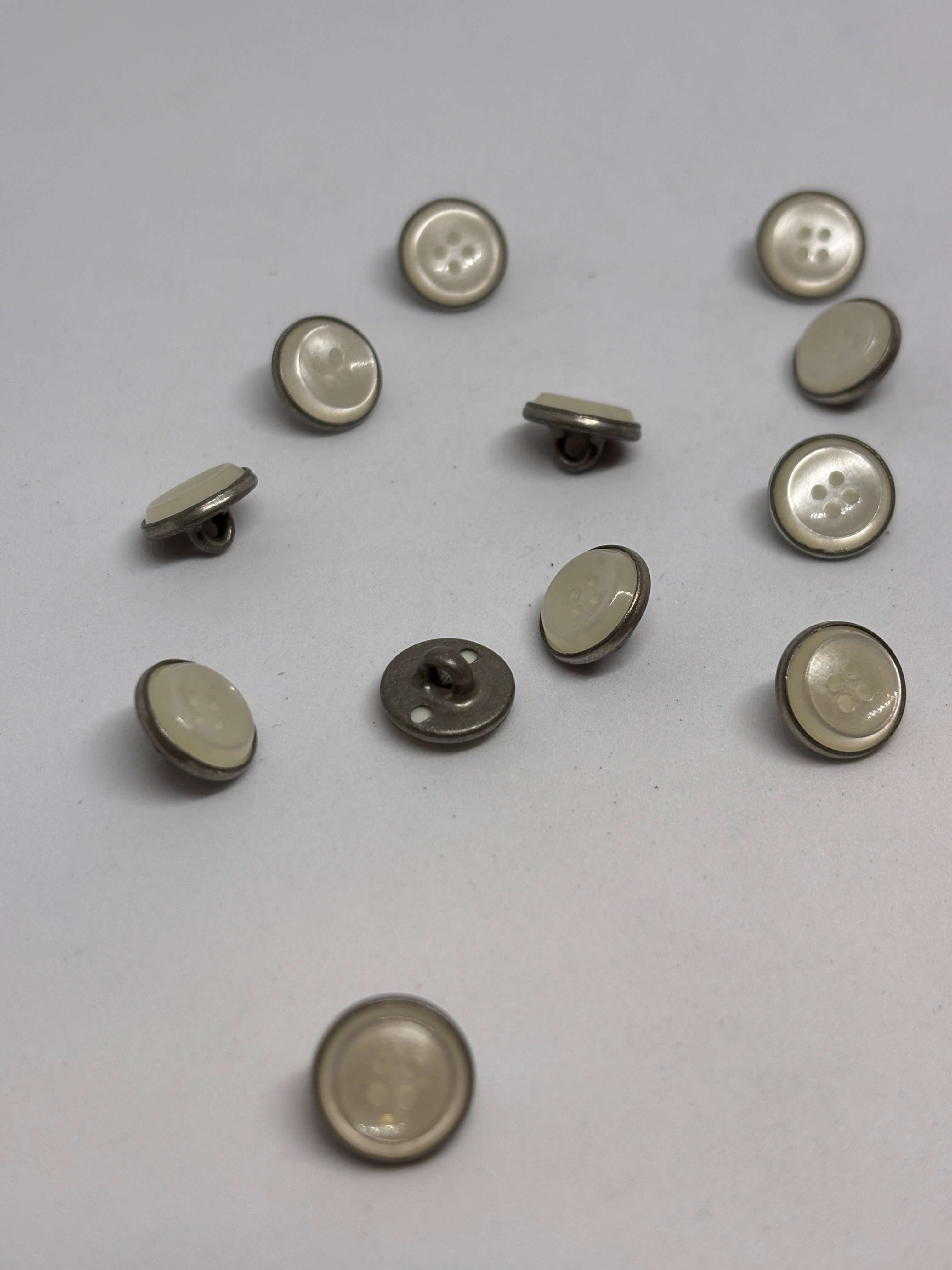 Botón 382/26 de vástago en plata de 11 mm, con acabado elegante y diseño de 4 agujeros. button