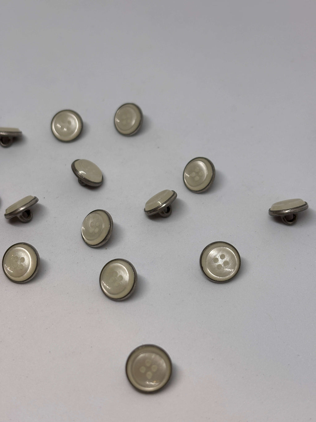 Botón 382/26 de vástago en plata de 11 mm, con acabado elegante y diseño de 4 agujeros. button