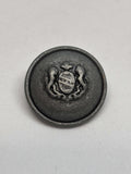 Botón 54549 de vástago en plata antigua con diseño de cresta heráldica, ideal para prendas medianas. button