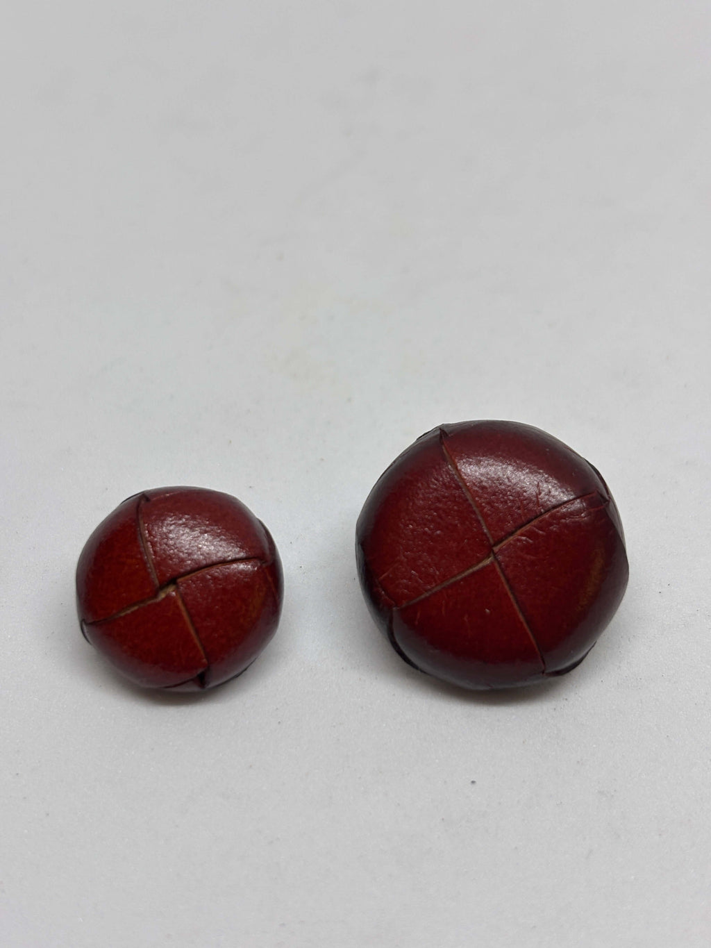 Botón B1 Burdeos de cuero auténtico, elegante y atemporal, diseño de cuatro paneles, textura suave y brillante. button