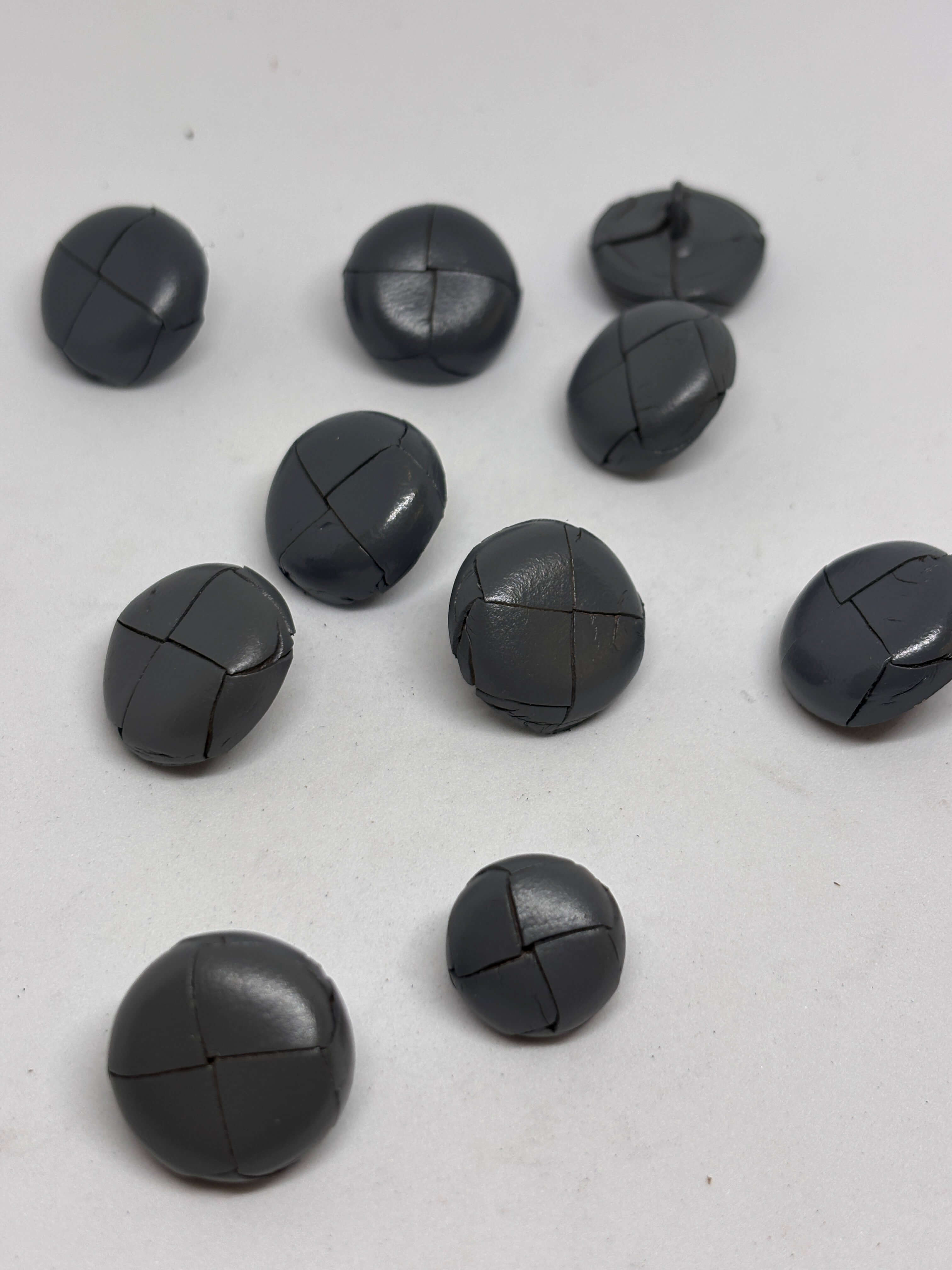 Button B1 Light Gray - Genuine Leather - 15mm, 20mm - Shank button botón