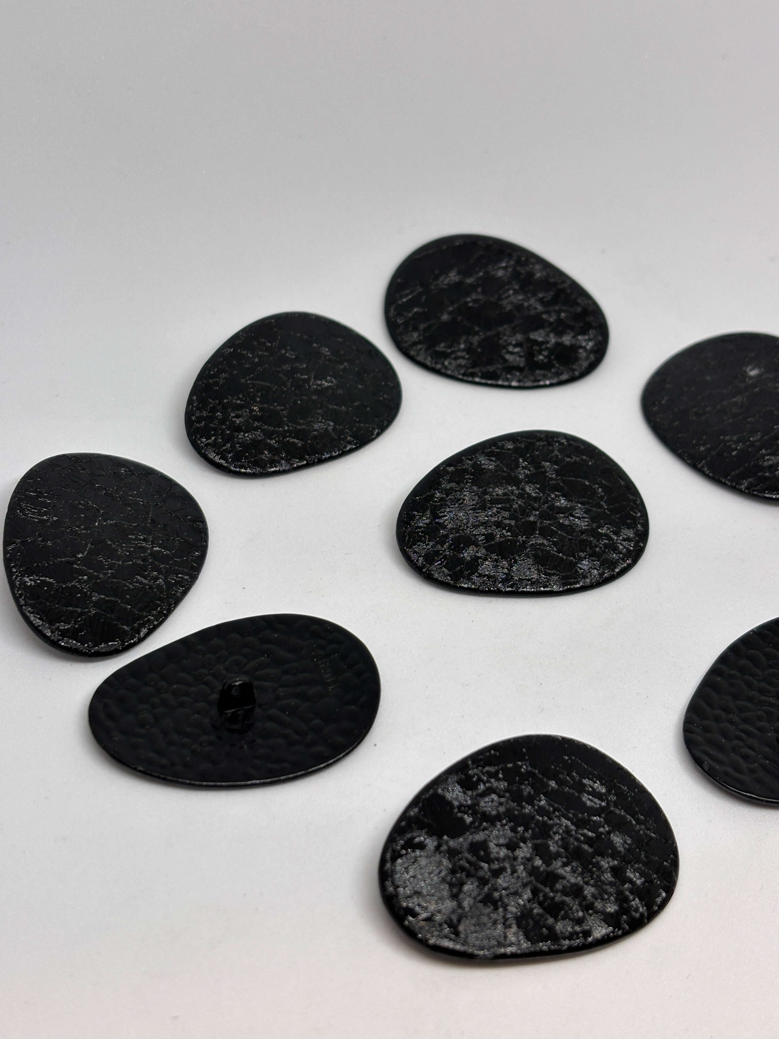 Botón B2233 de vástago negro oval texturizado imitando cuero envejecido, tamaño 38 mm. button