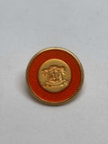 Botón B3672 de vástago oro de 15 mm con esmalte naranja y cresta heráldica en relieve. button