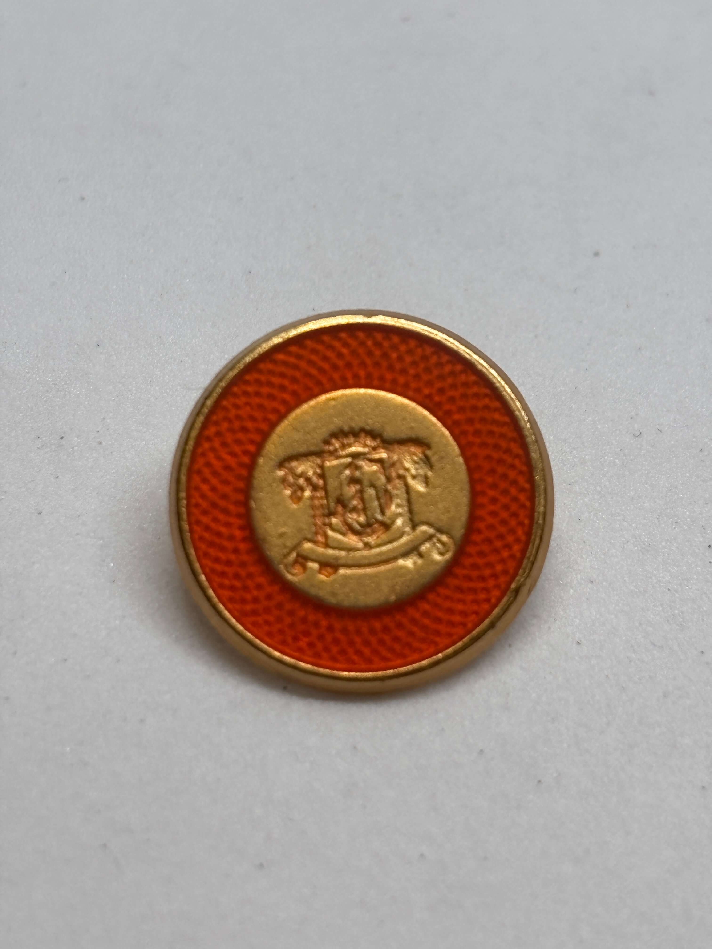 Botón B3672 de vástago oro de 15 mm con esmalte naranja y cresta heráldica en relieve. button