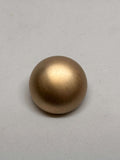 Botón B3674 de vástago en oro con forma de domo suave, ideal para elegancia en prendas clásicas. button