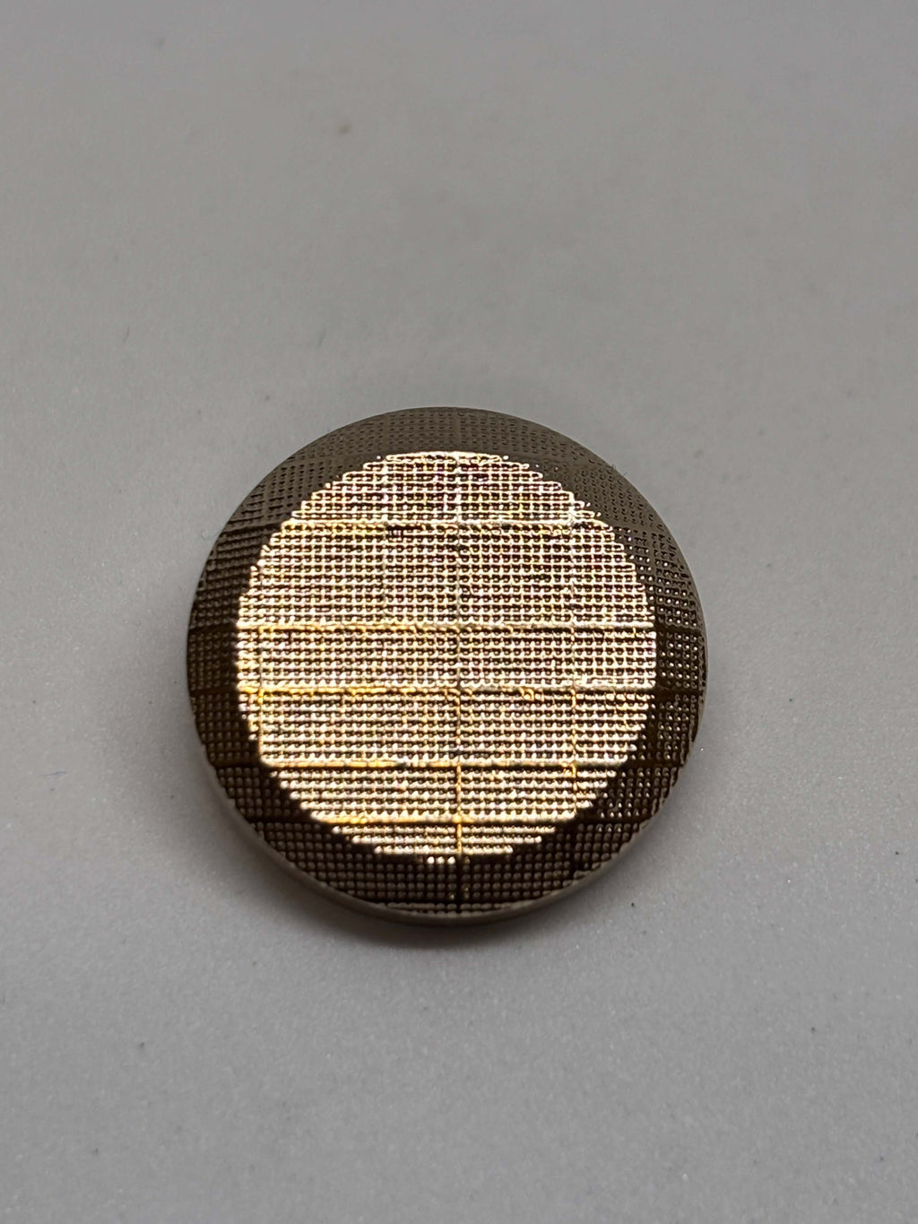Botón B4177 de vástago oro 20mm con rejilla texturizada, acabado brillante, ideal para prendas con detalles elegantes. button