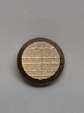 Botón B4177 de vástago oro 20mm con rejilla texturizada, acabado brillante, ideal para prendas con detalles elegantes. button