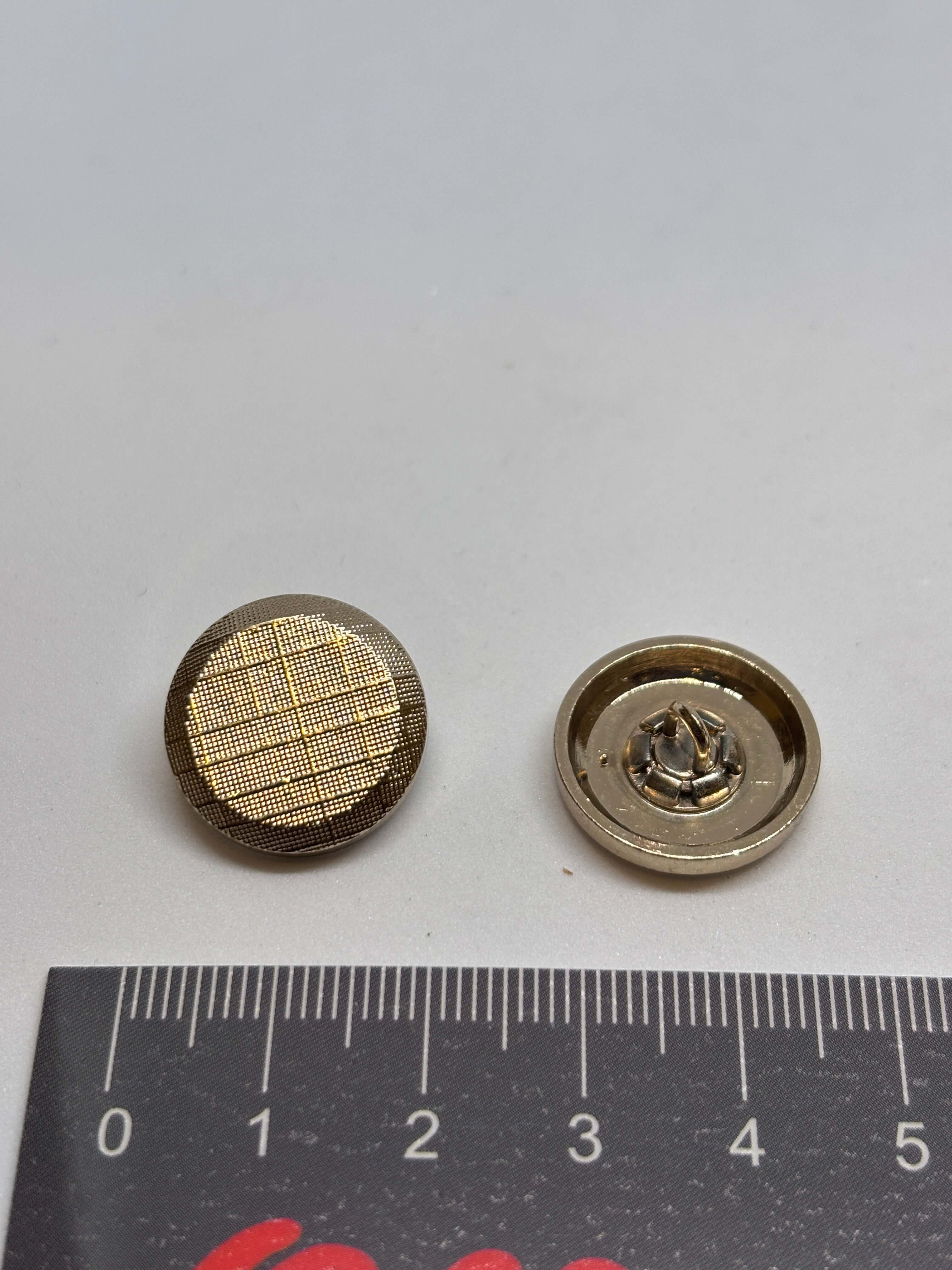 Botón B4177 de vástago oro 20mm con rejilla texturizada, acabado brillante, ideal para prendas con detalles elegantes. button