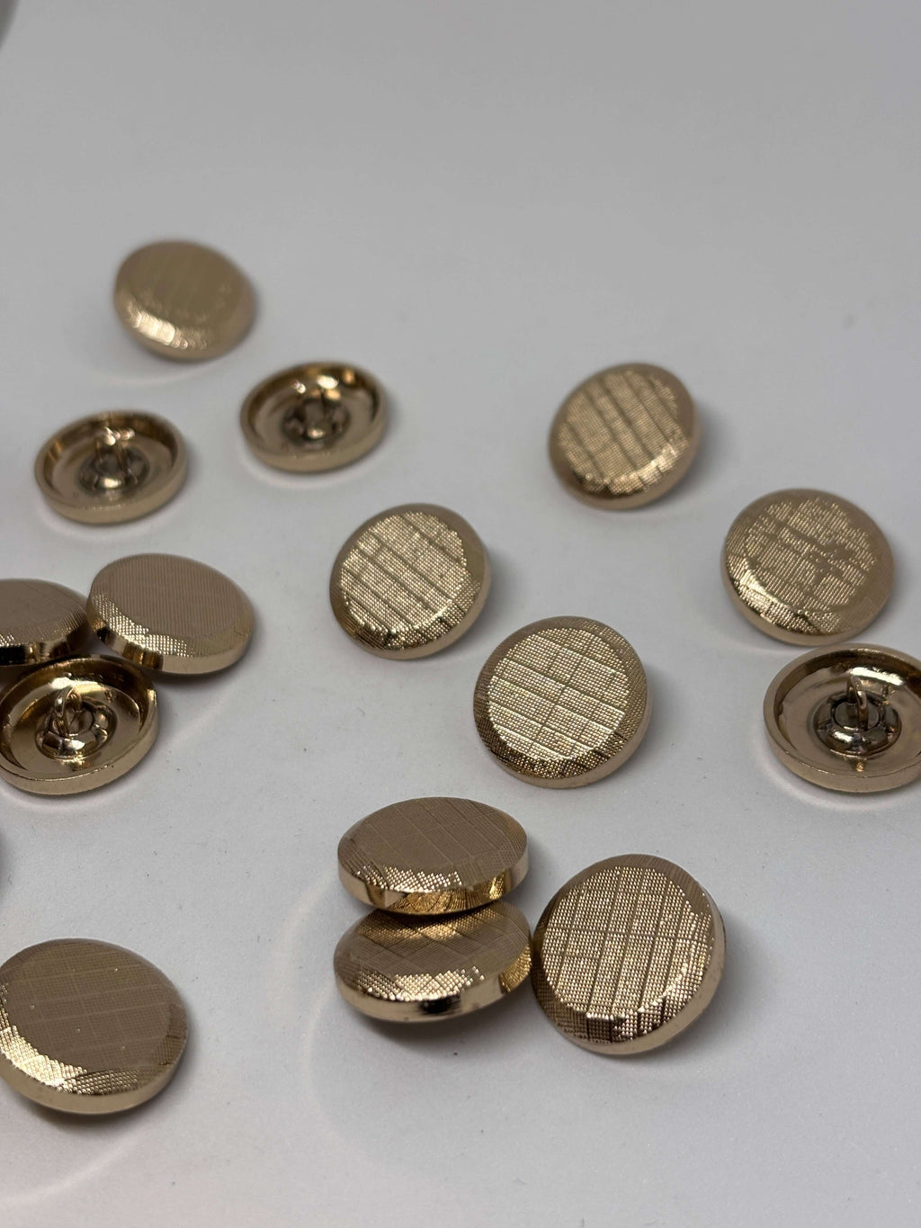Botón B4177 de vástago oro 20mm con rejilla texturizada, acabado brillante, ideal para prendas con detalles elegantes. button