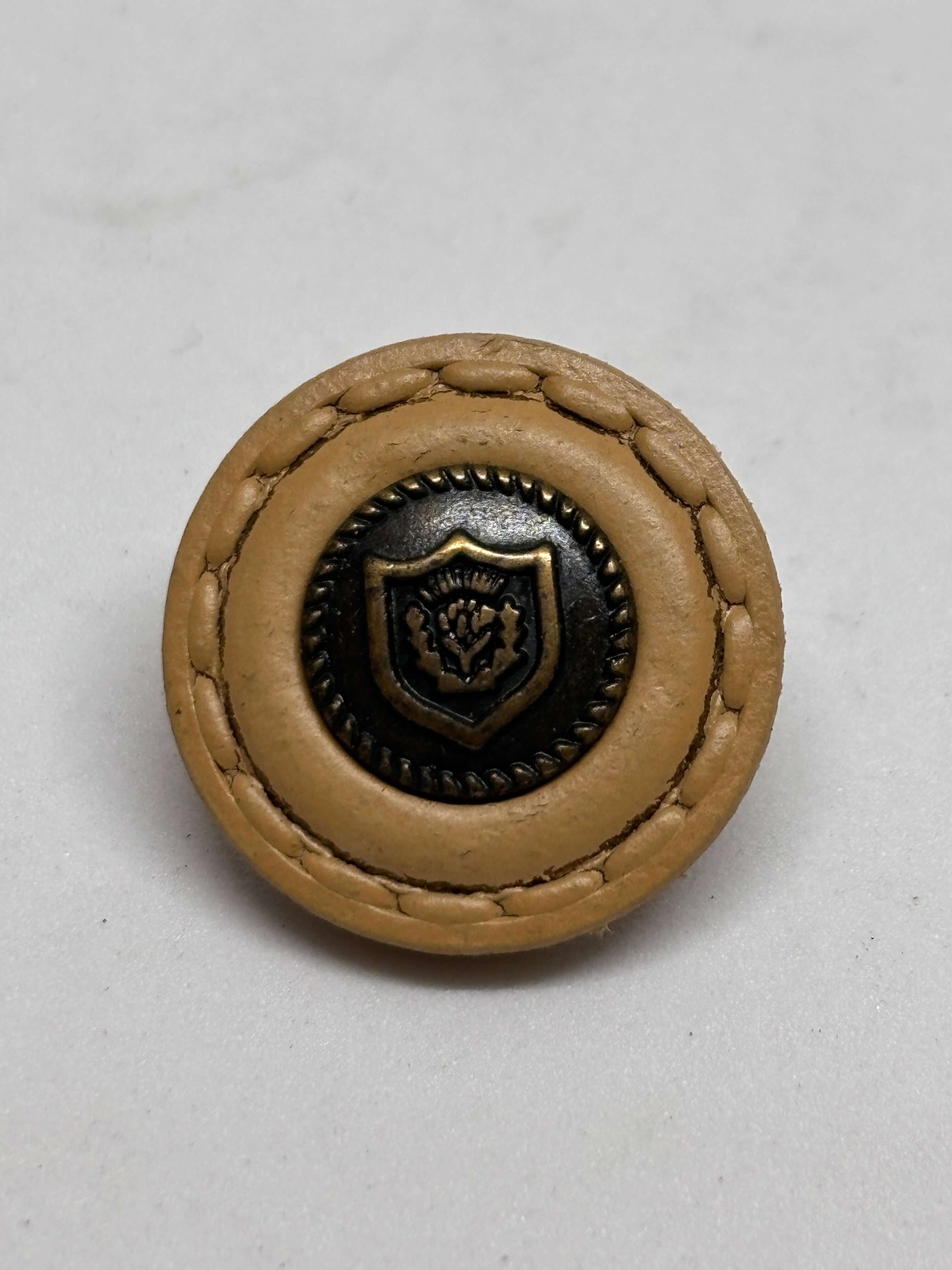 Botón B42MM de cuero genuino beige con escudo, diseño premium y vástago resistente, ideal para blazers. button