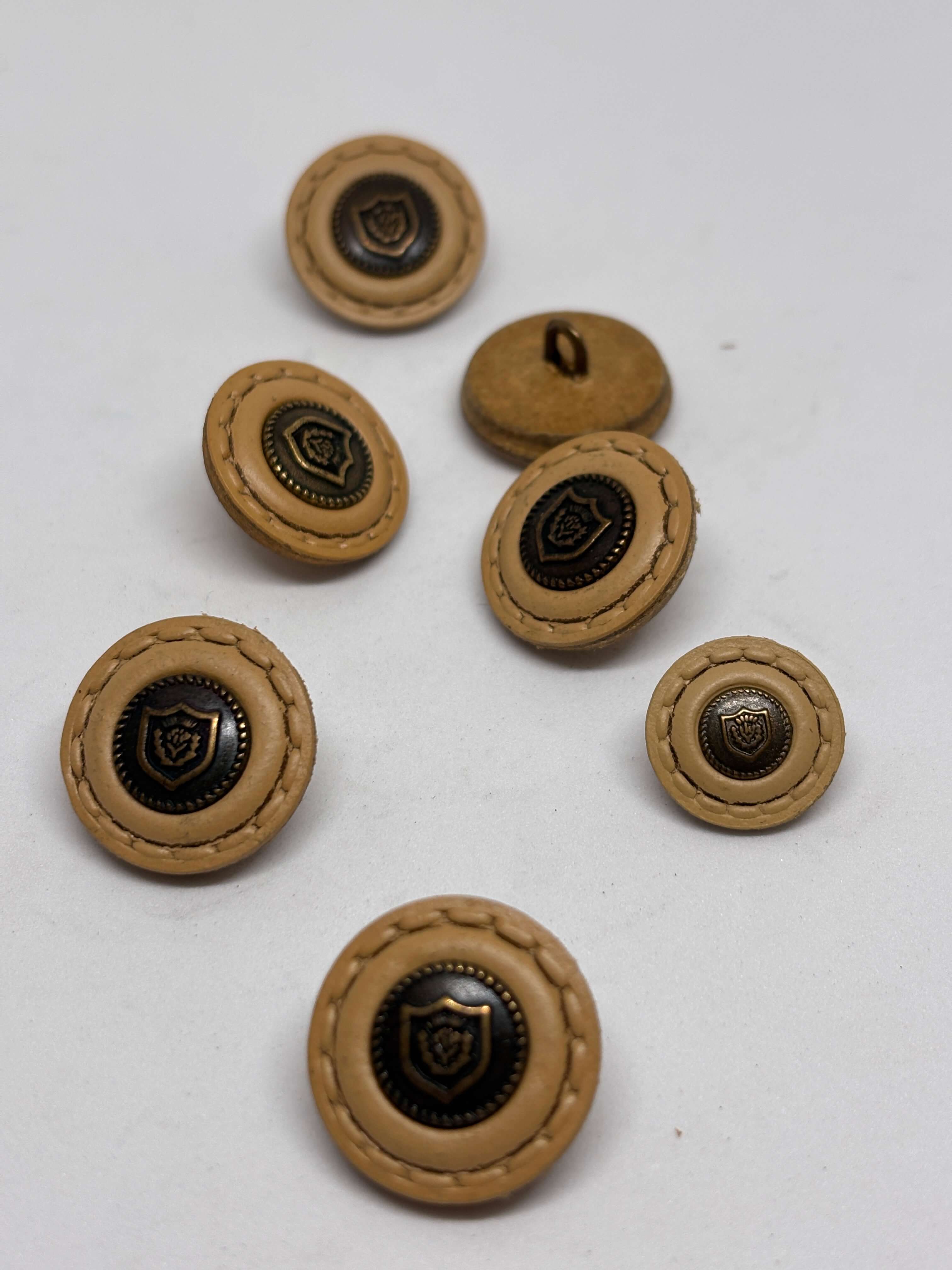 Botón B42MM de cuero genuino beige con escudo, diseño premium y vástago resistente, ideal para blazers. button