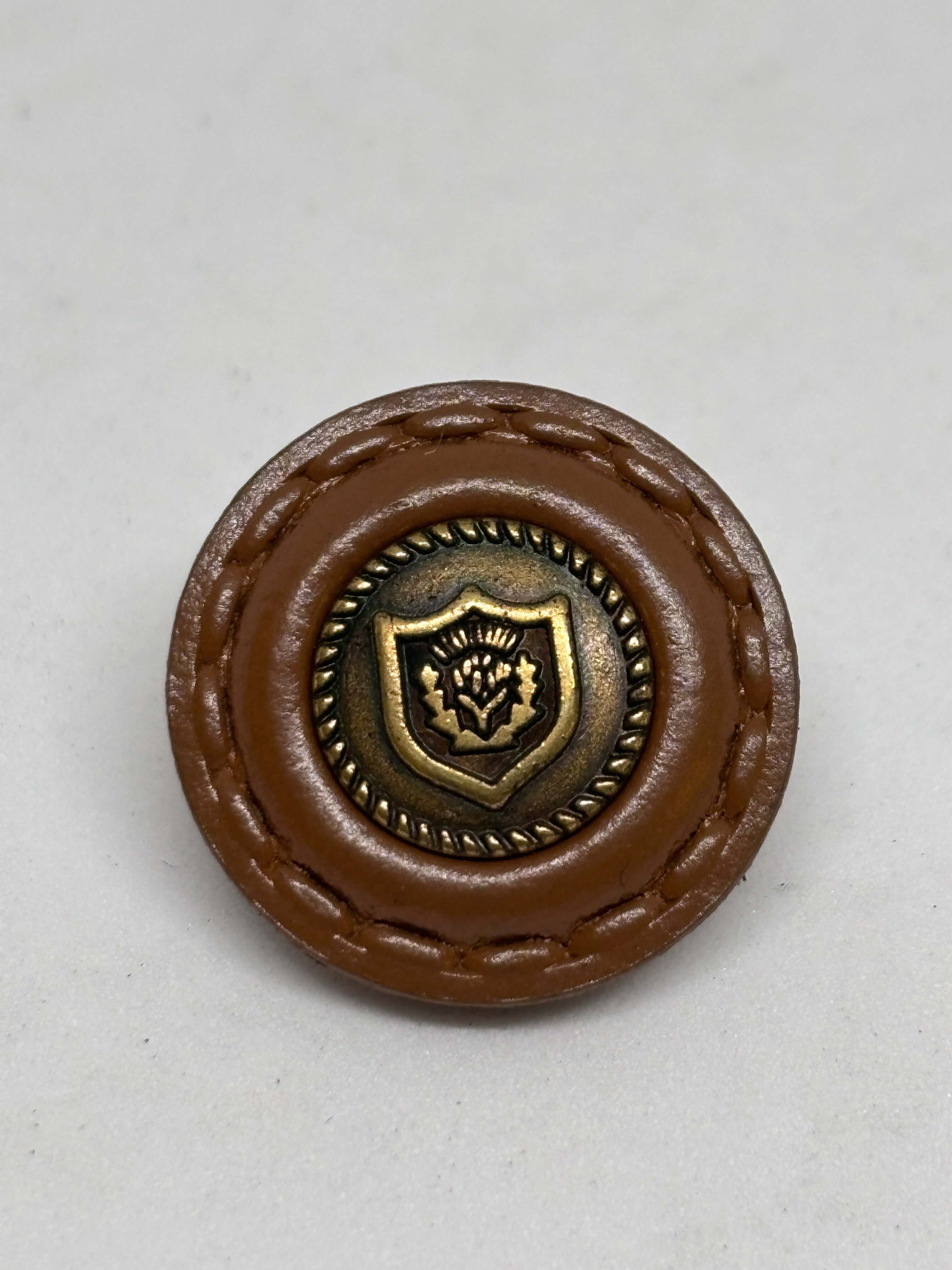 Botón B42MM de cuero genuino café con escudo de vástago, diseño elegante y duradero para moda sofisticada. button