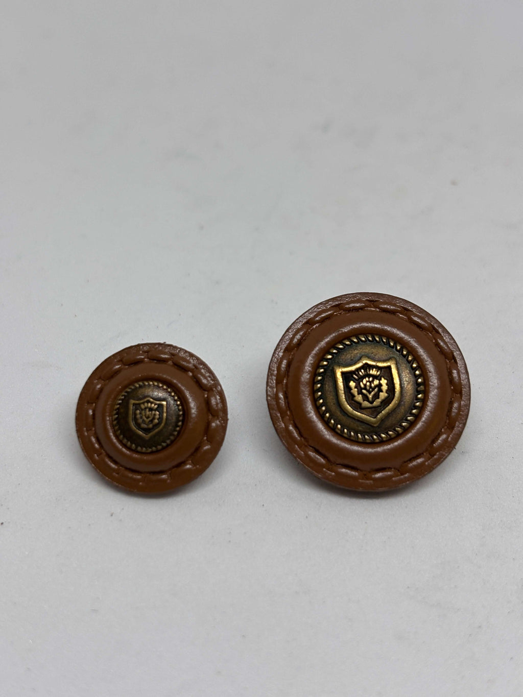 Botón B42MM de cuero genuino café con escudo de vástago, diseño elegante y duradero para moda sofisticada. button