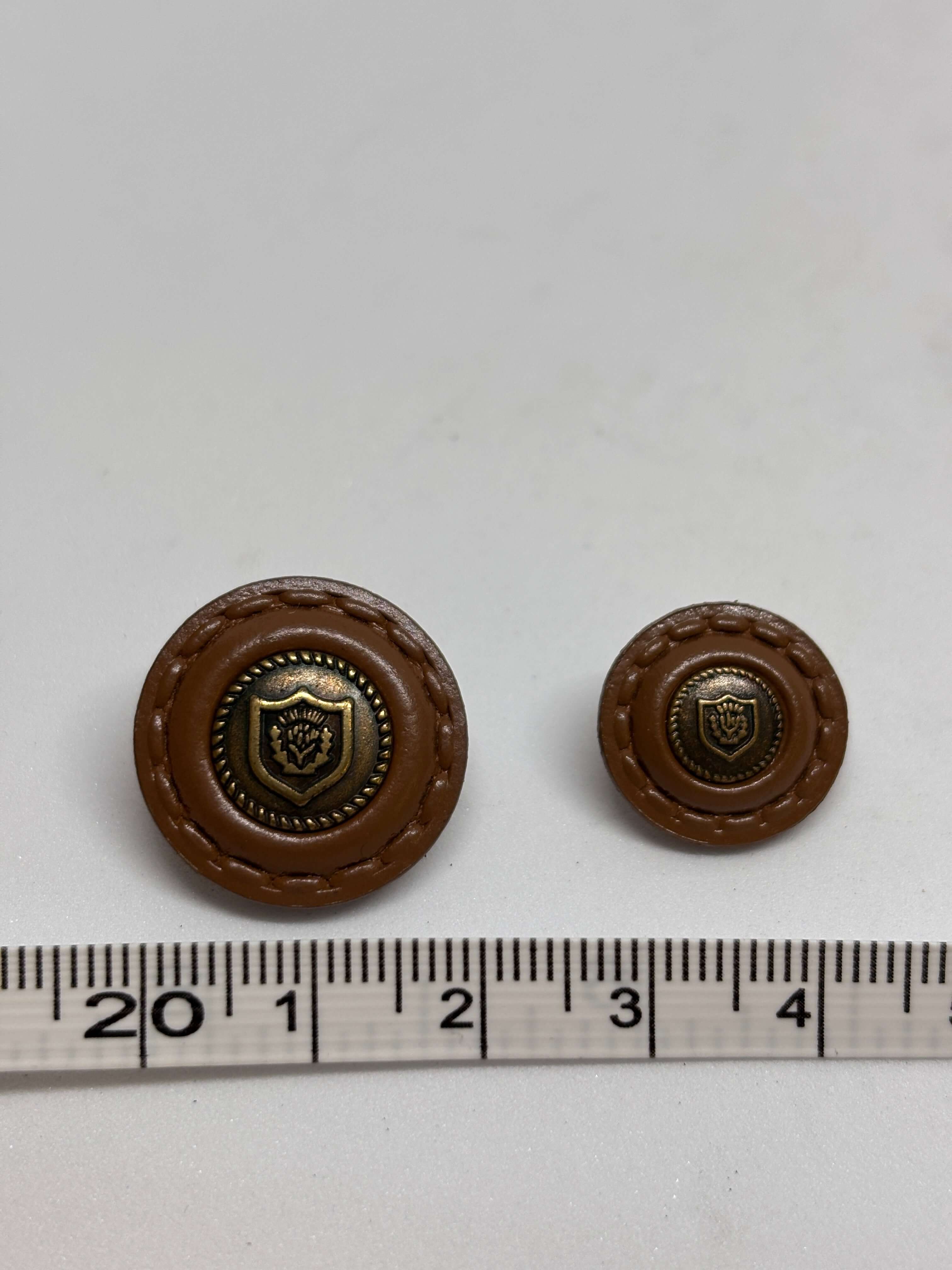 Botón B42MM de cuero genuino café con escudo de vástago, diseño elegante y duradero para moda sofisticada. button