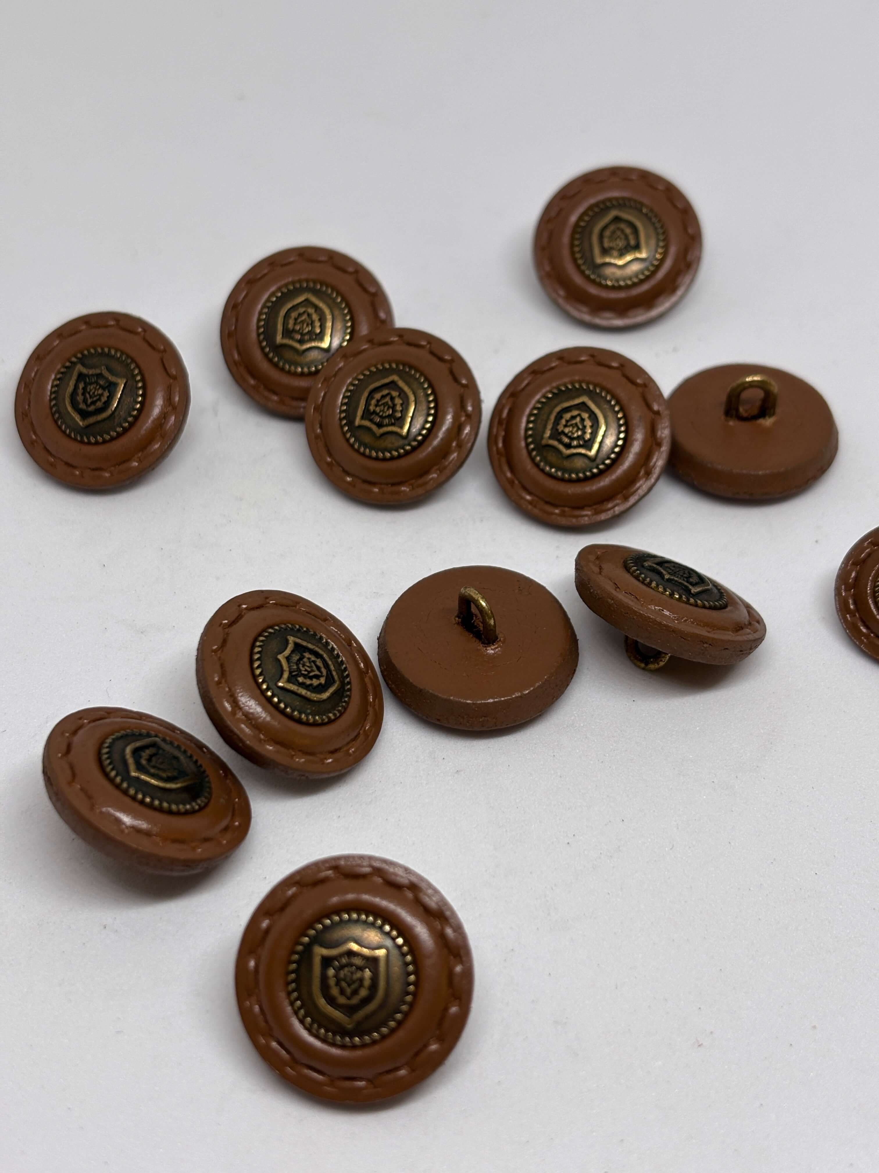 Botón B42MM de cuero genuino café con escudo de vástago, diseño elegante y duradero para moda sofisticada. button