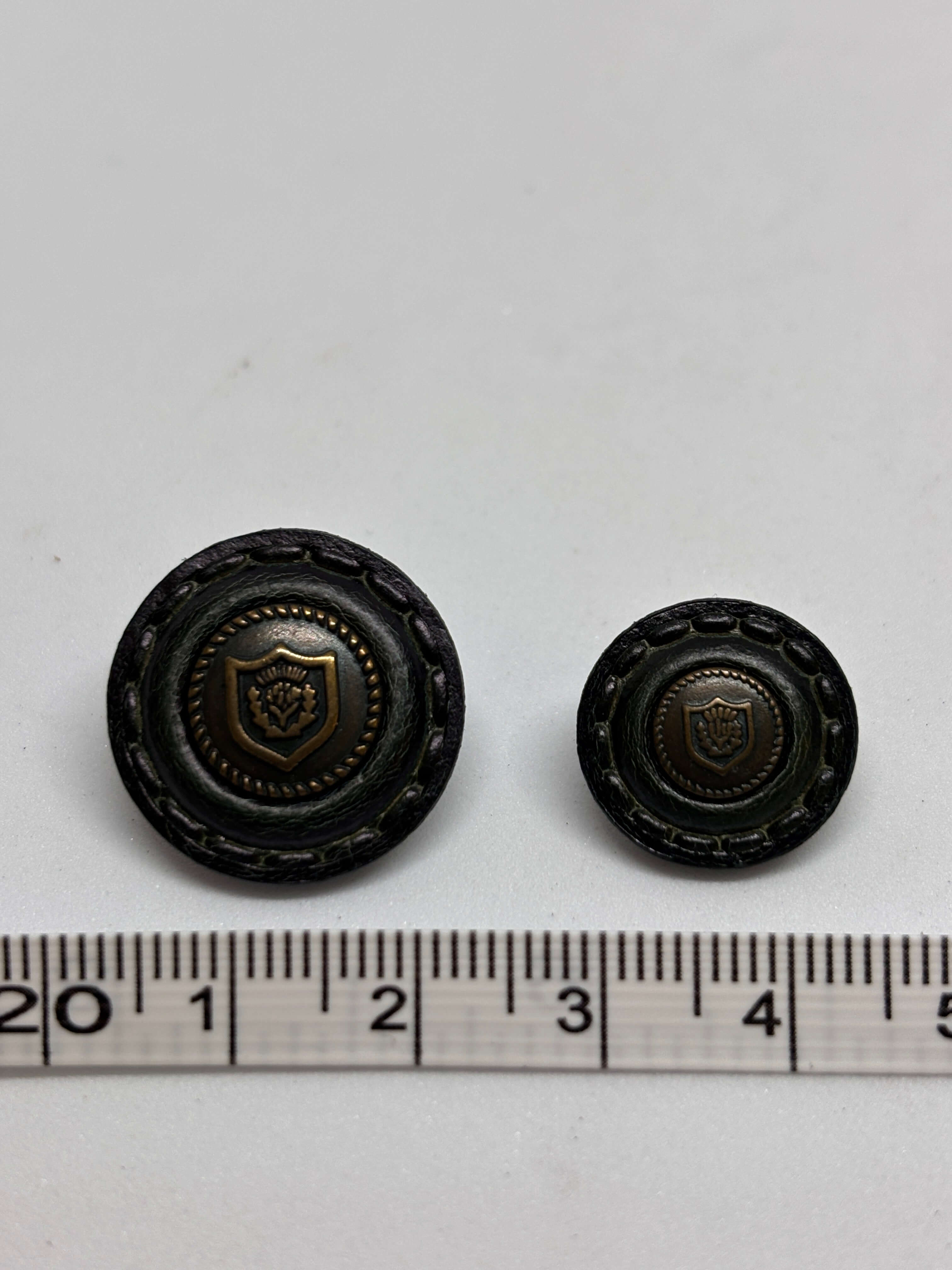 Botón B42MM Cuero Verde Oscuro con Escudo de Vástago 15-20mm, botón de cuero premium con emblema en el centro. button