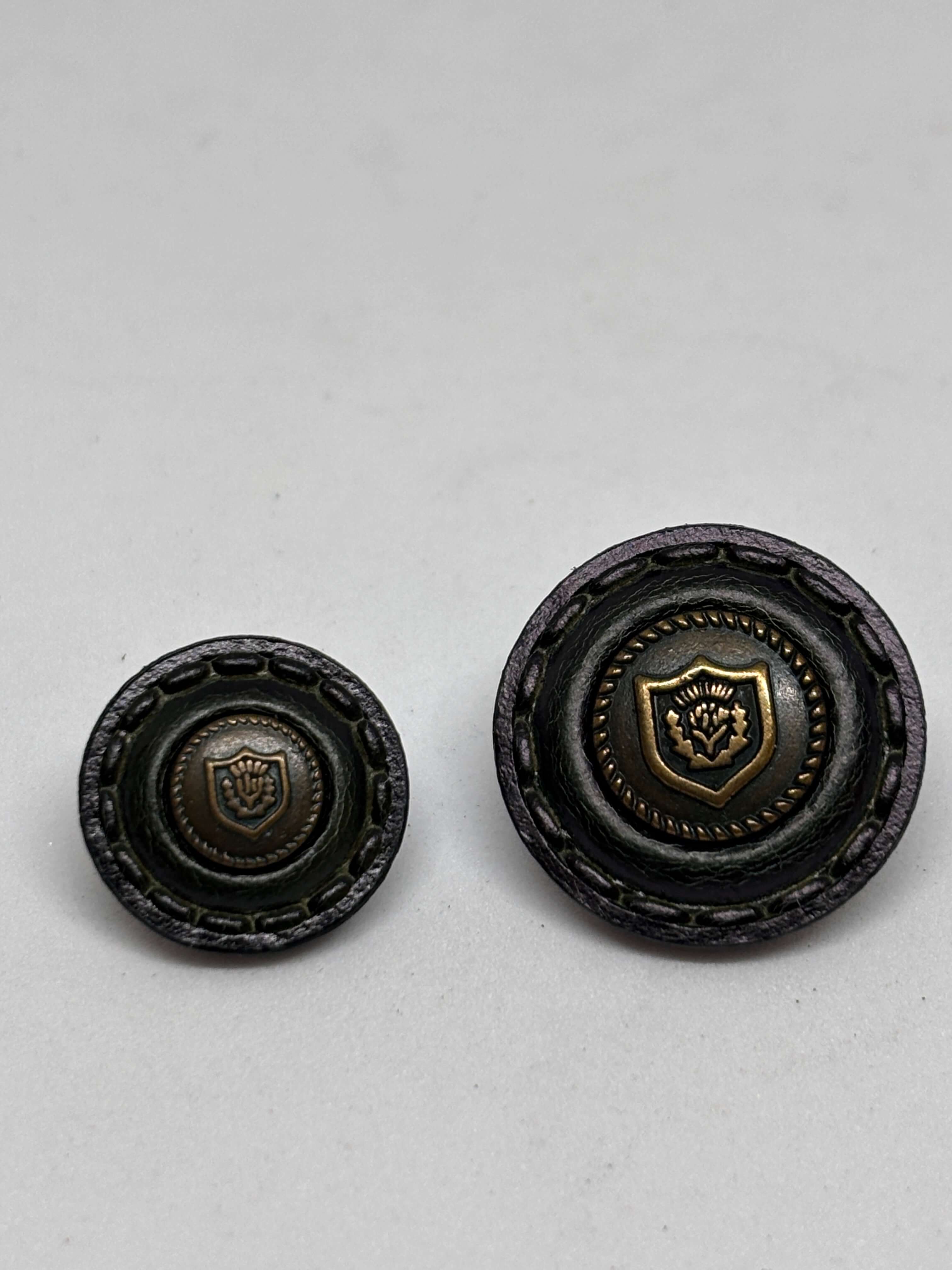 Botón B42MM Cuero Verde Oscuro con Escudo de Vástago 15-20mm, botón de cuero premium con emblema en el centro. button