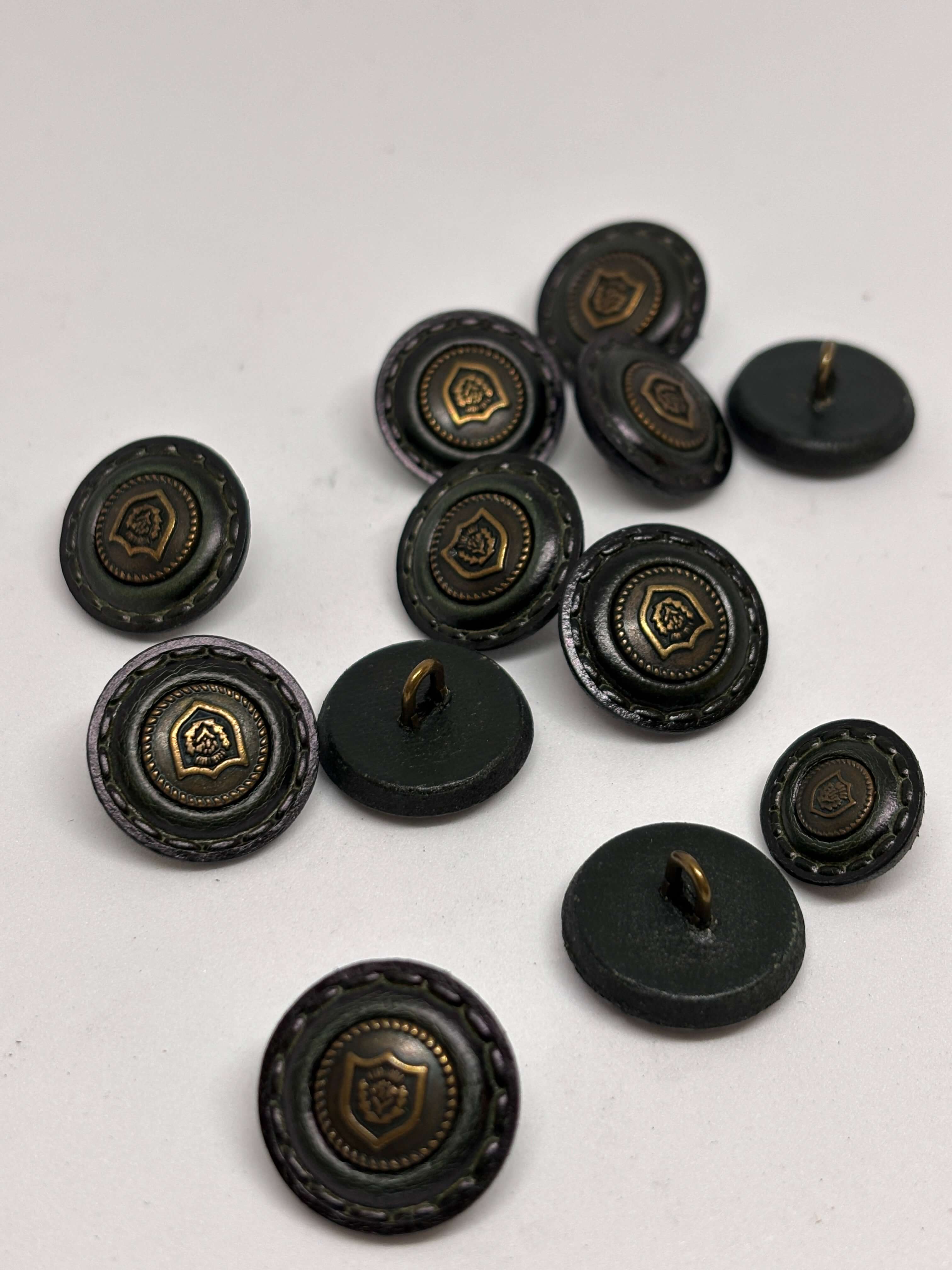 Botón B42MM Cuero Verde Oscuro con Escudo de Vástago 15-20mm, botón de cuero premium con emblema en el centro. button