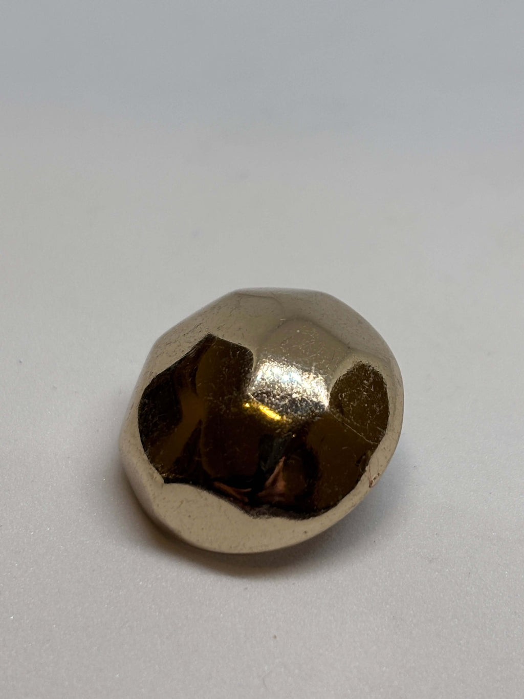 Botón B4315 de vástago dorado de 23 mm con domo facetado y acabado brillante para prendas elegantes. button