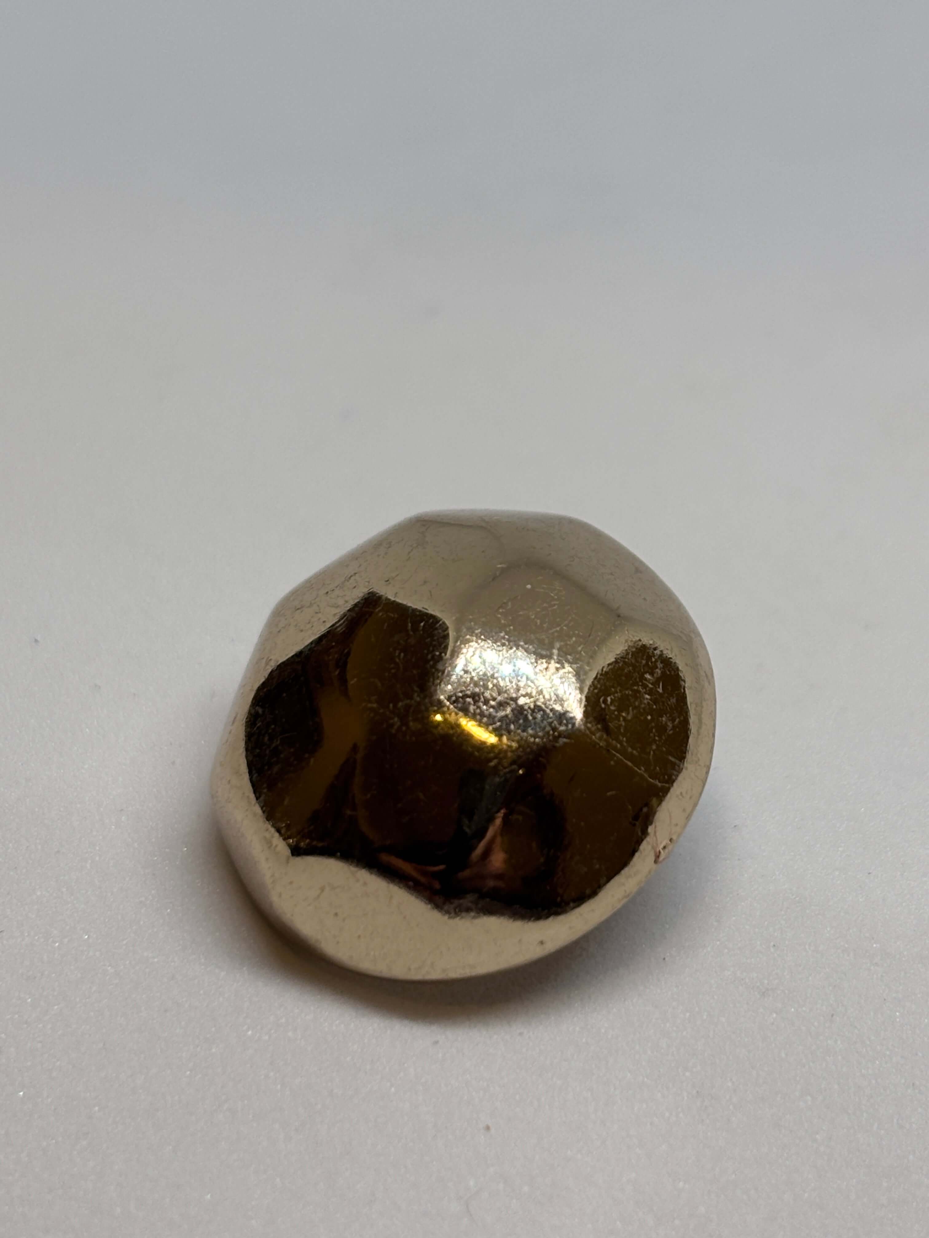 Botón B4315 de vástago dorado de 23 mm con domo facetado y acabado brillante para prendas elegantes. button