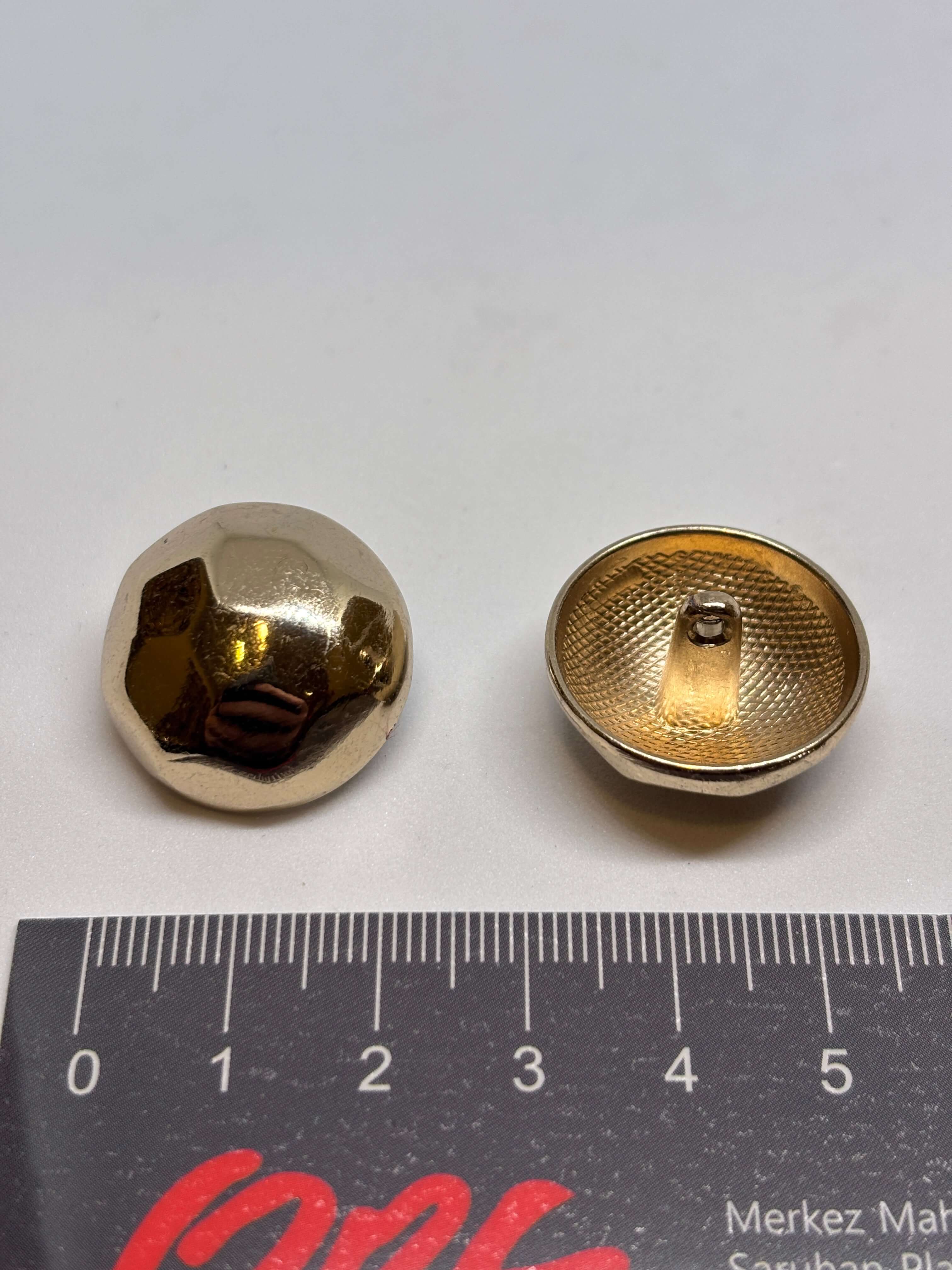 Botón B4315 de vástago dorado de 23 mm con domo facetado y acabado brillante para prendas elegantes. button