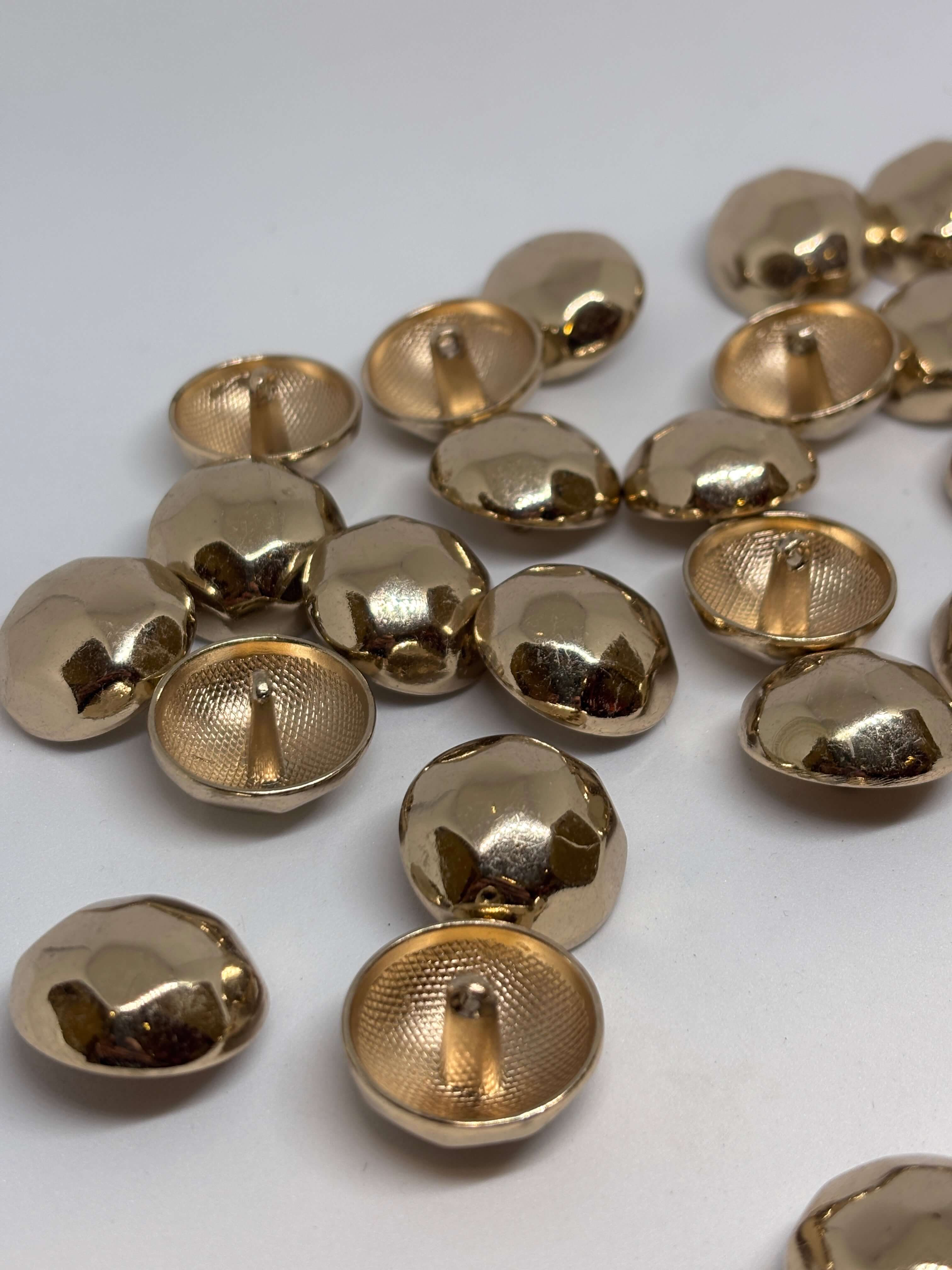 Botón B4315 de vástago dorado de 23 mm con domo facetado y acabado brillante para prendas elegantes. button