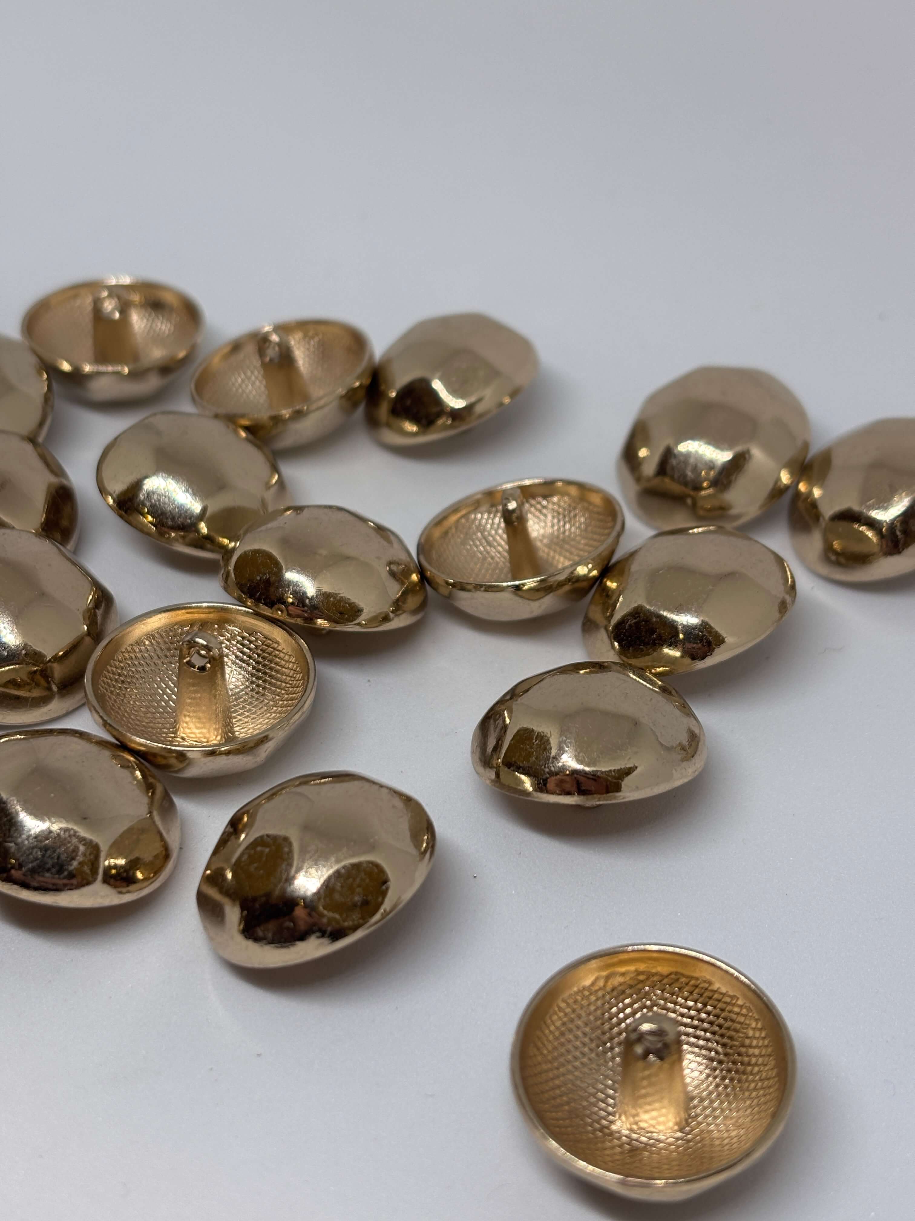 Botón B4315 de vástago dorado de 23 mm con domo facetado y acabado brillante para prendas elegantes. button