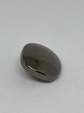 Botón Piedra de forma ovalada con acabado brillante y color gris oscuro sobre fondo claro. button