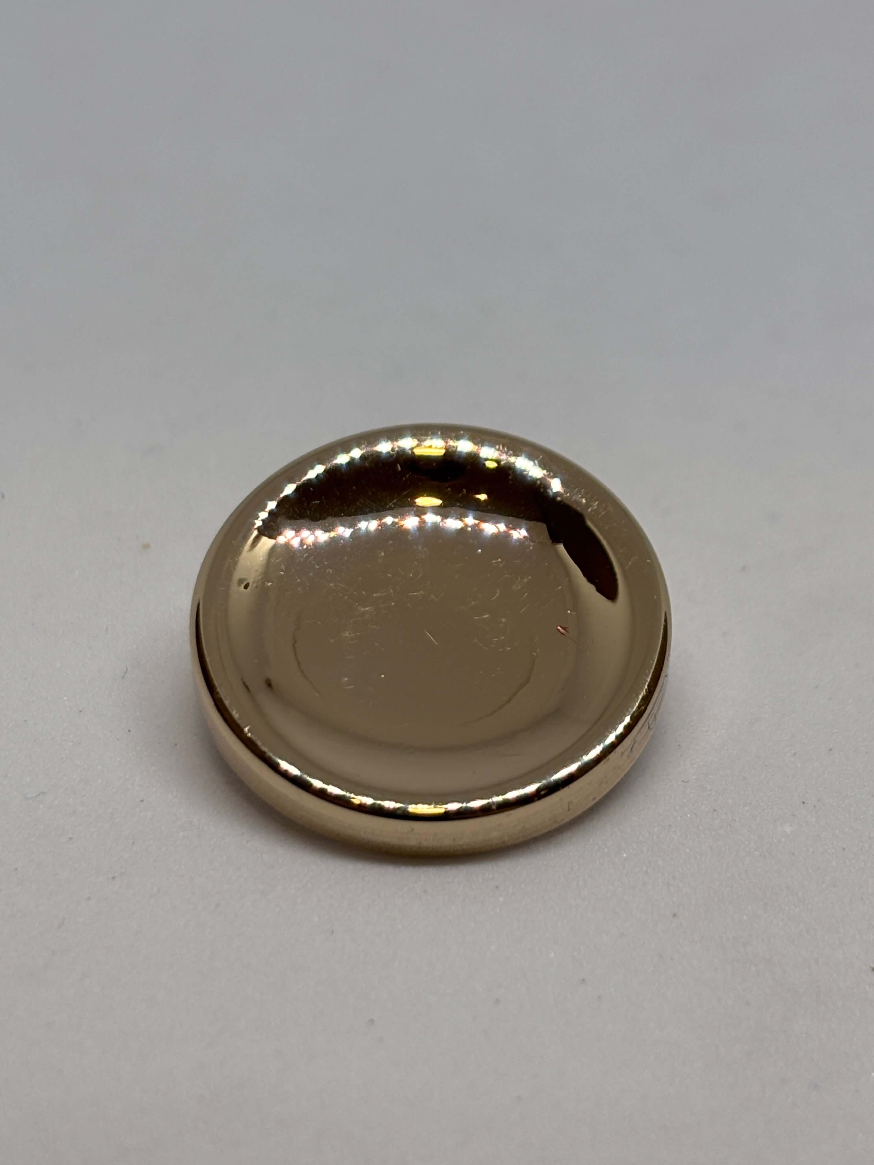 Botón B5208 de vástago oro 22mm con diseño de domo brillante y acabado pulido para prendas elegantes. button