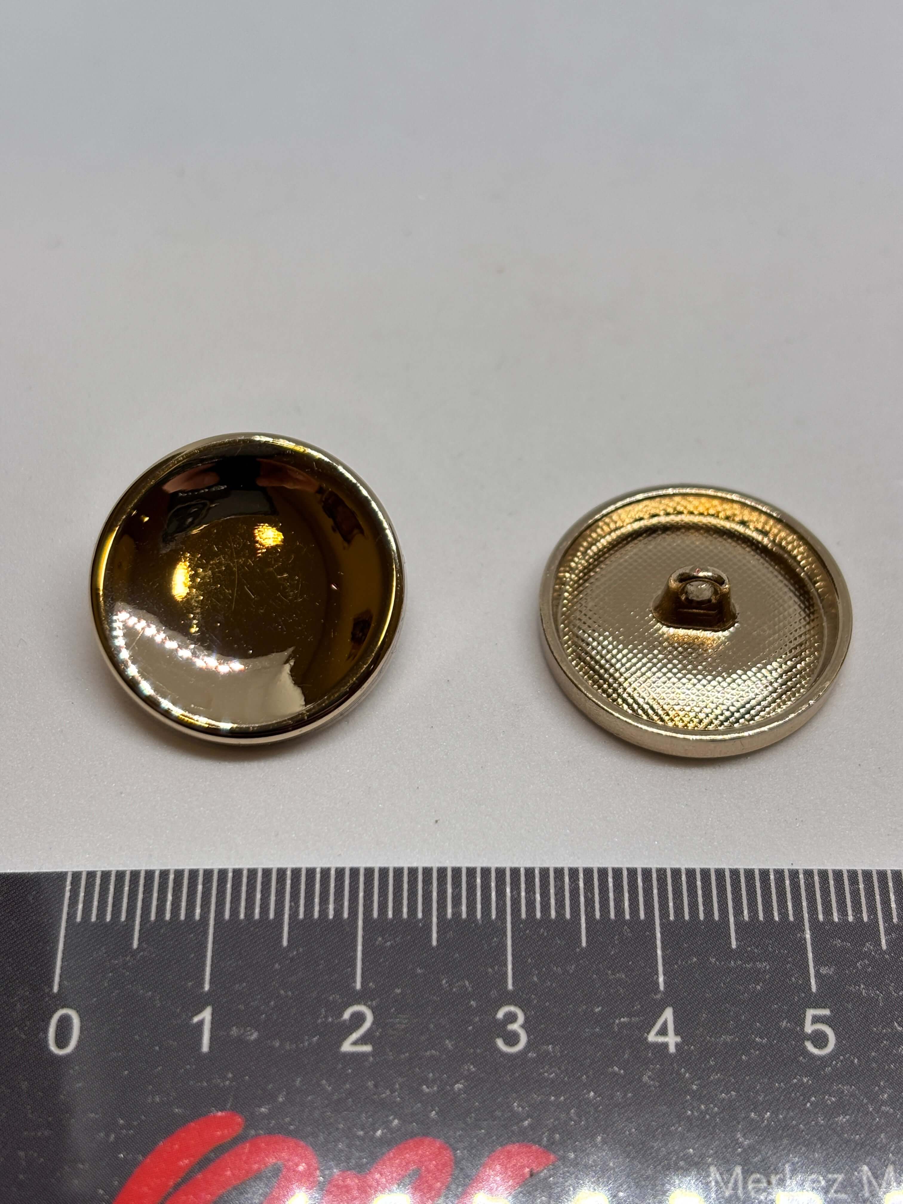 Botón B5208 de vástago oro 22mm con diseño de domo brillante y acabado pulido para prendas elegantes. button
