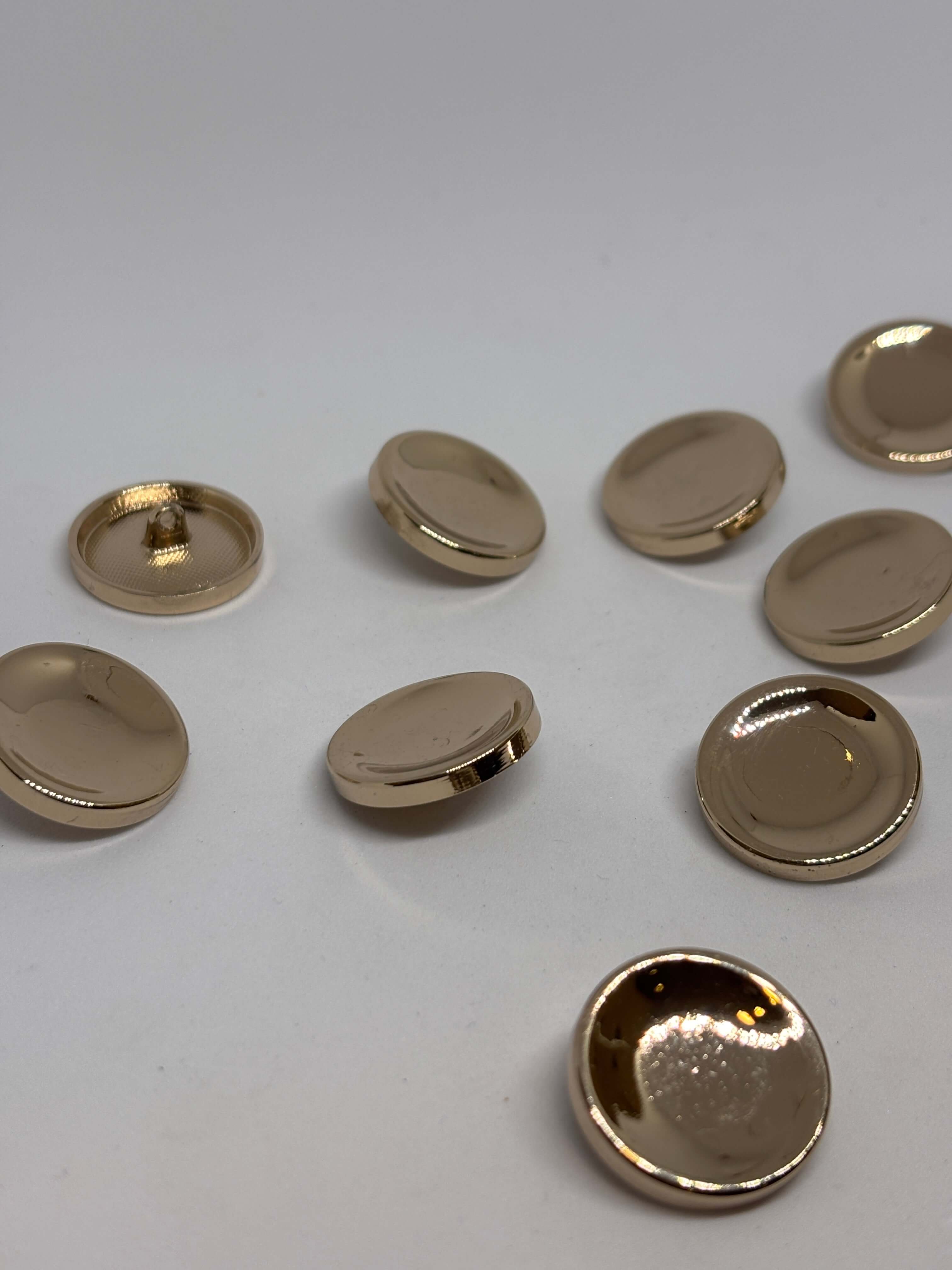 Botón B5208 de vástago oro 22mm con diseño de domo brillante y acabado pulido para prendas elegantes. button