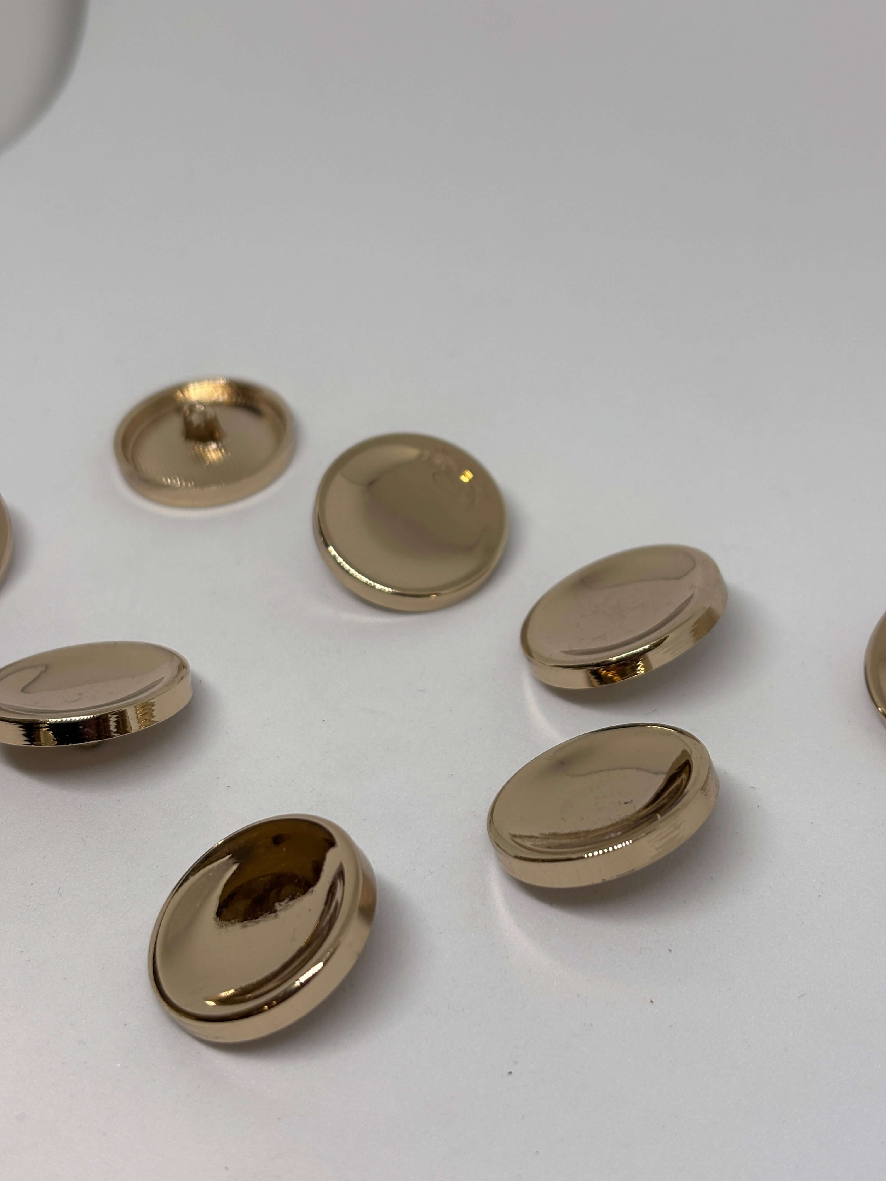 Botón B5208 de vástago oro 22mm con diseño de domo brillante y acabado pulido para prendas elegantes. button