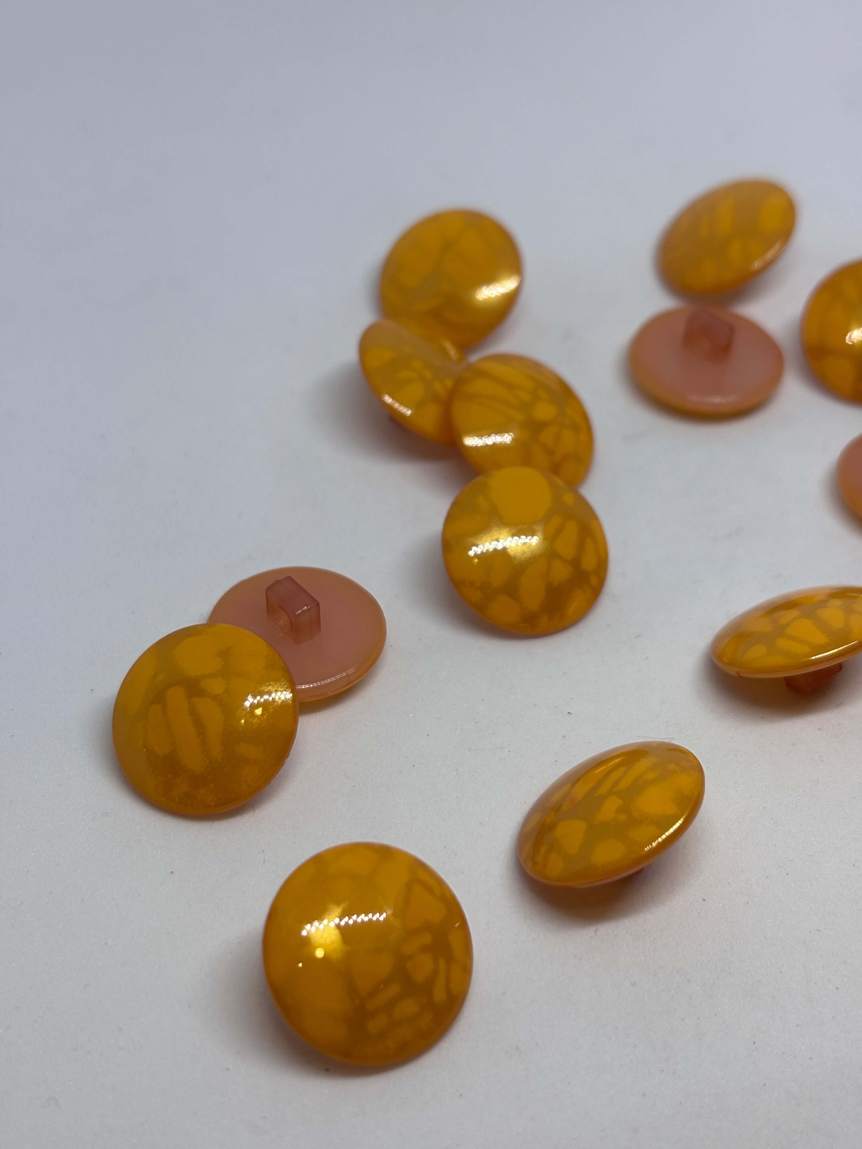 Botón B5975 de vástago, 20mm, poliéster naranja claro con acabado brillante y veteado marmoleado. button