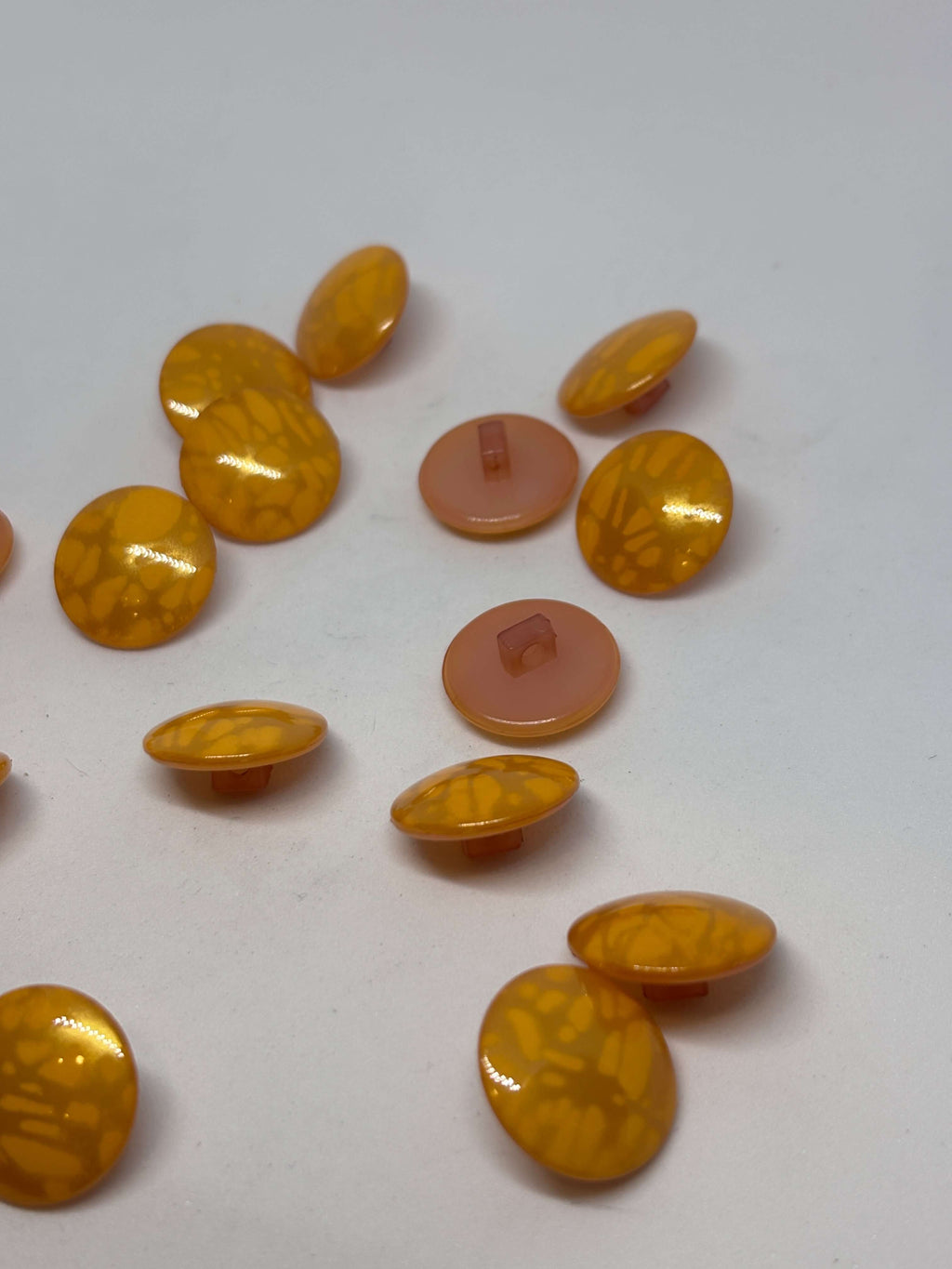 Botón B5975 de vástago, 20mm, poliéster naranja claro con acabado brillante y veteado marmoleado. button