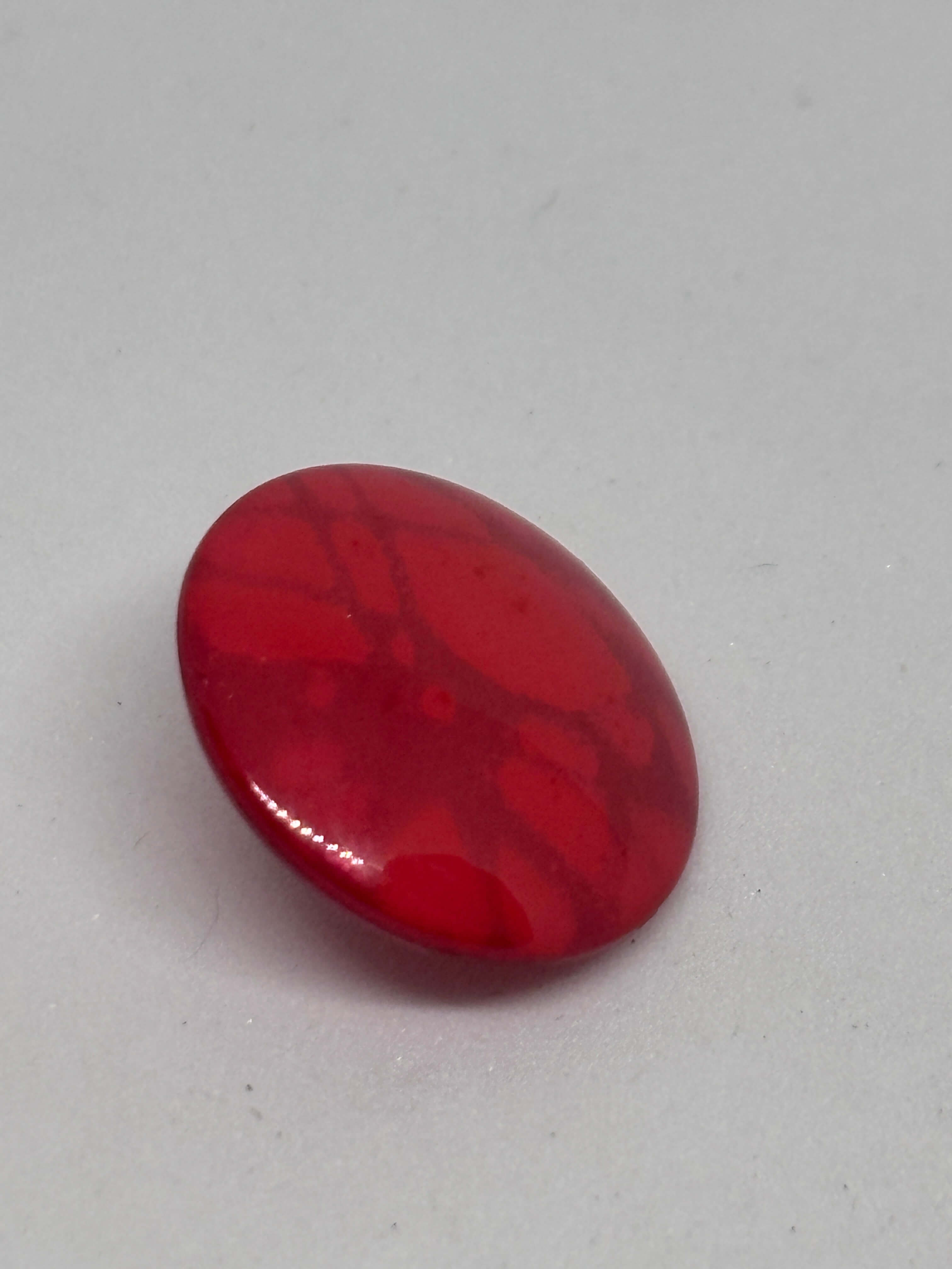 Botón B5979 de vástago premium en poliéster rojo con diseño marmoleado, elegante y vibrante. button