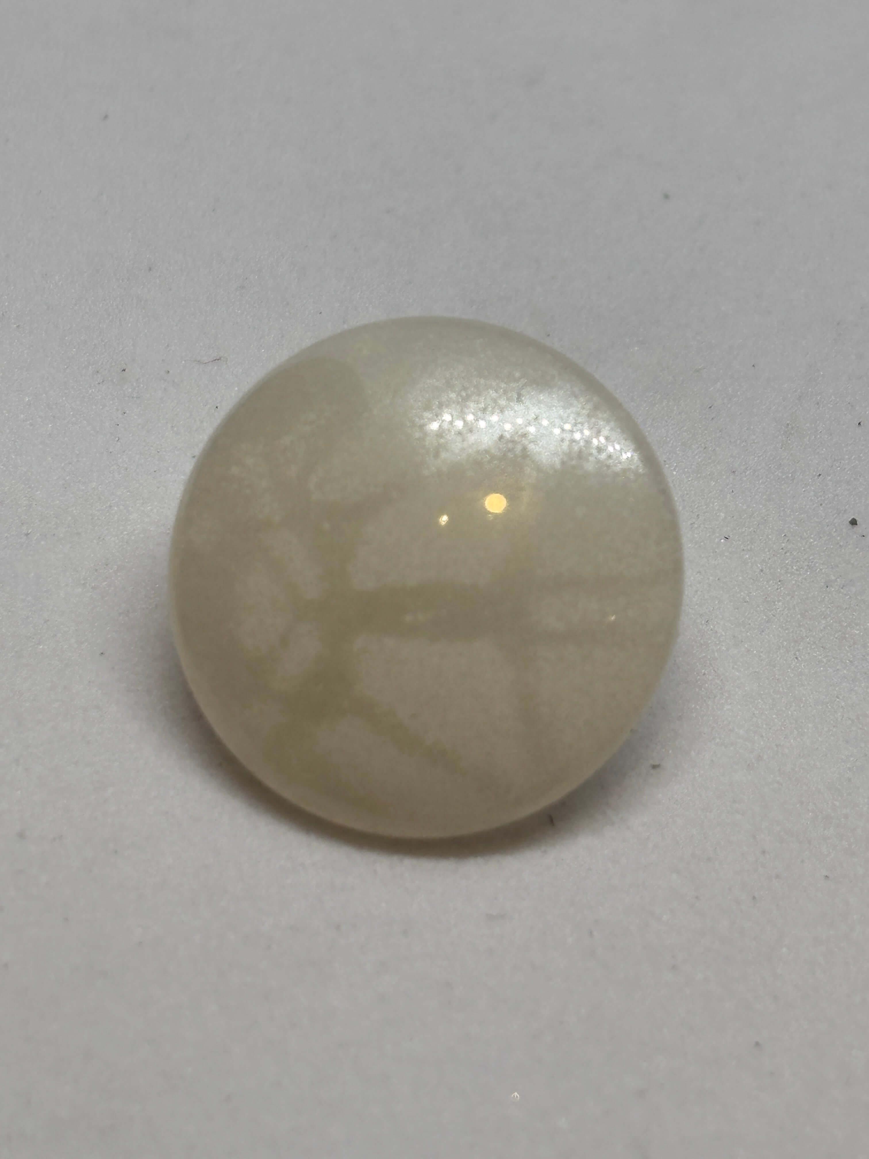 Botón B5979 de vástago premium en poliéster rojo con diseño marmoleado, elegante y vibrante. button