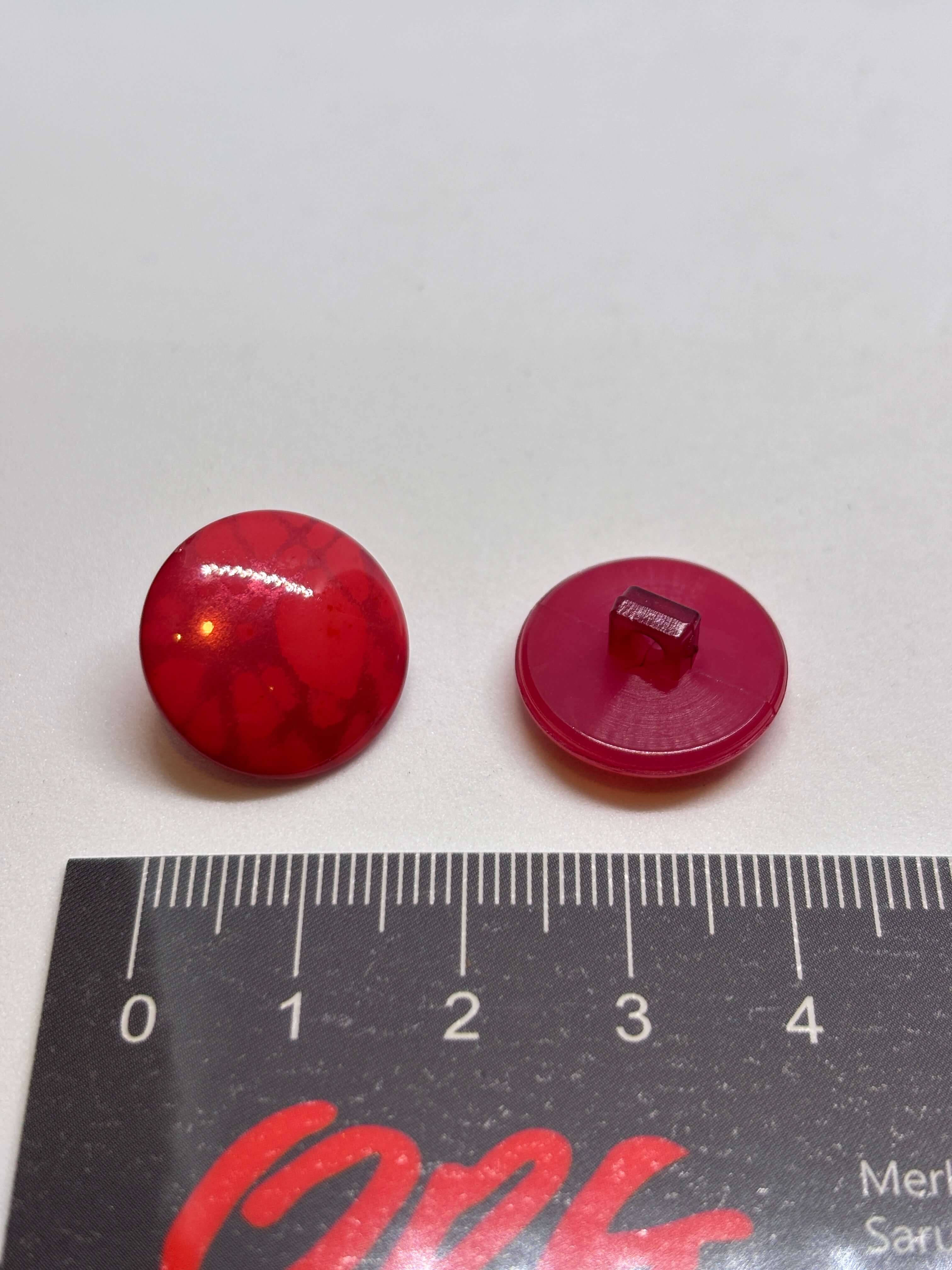 Botón B5979 de vástago premium en poliéster rojo con diseño marmoleado, elegante y vibrante. button