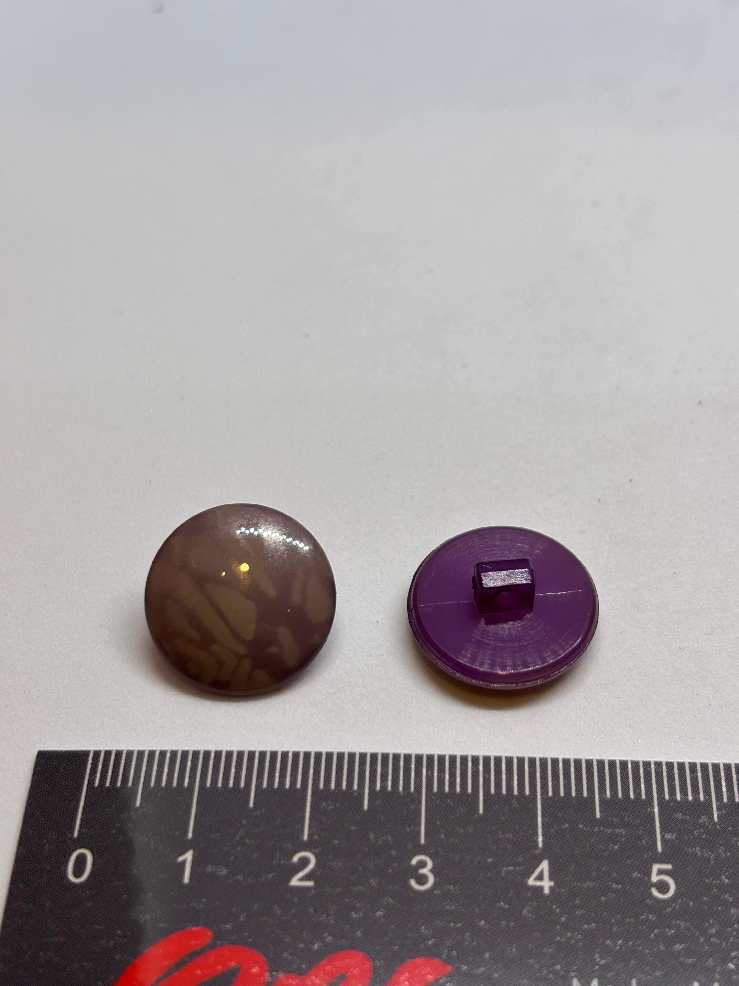 Botón B5979 de vástago premium en poliéster rojo con diseño marmoleado, elegante y vibrante. button