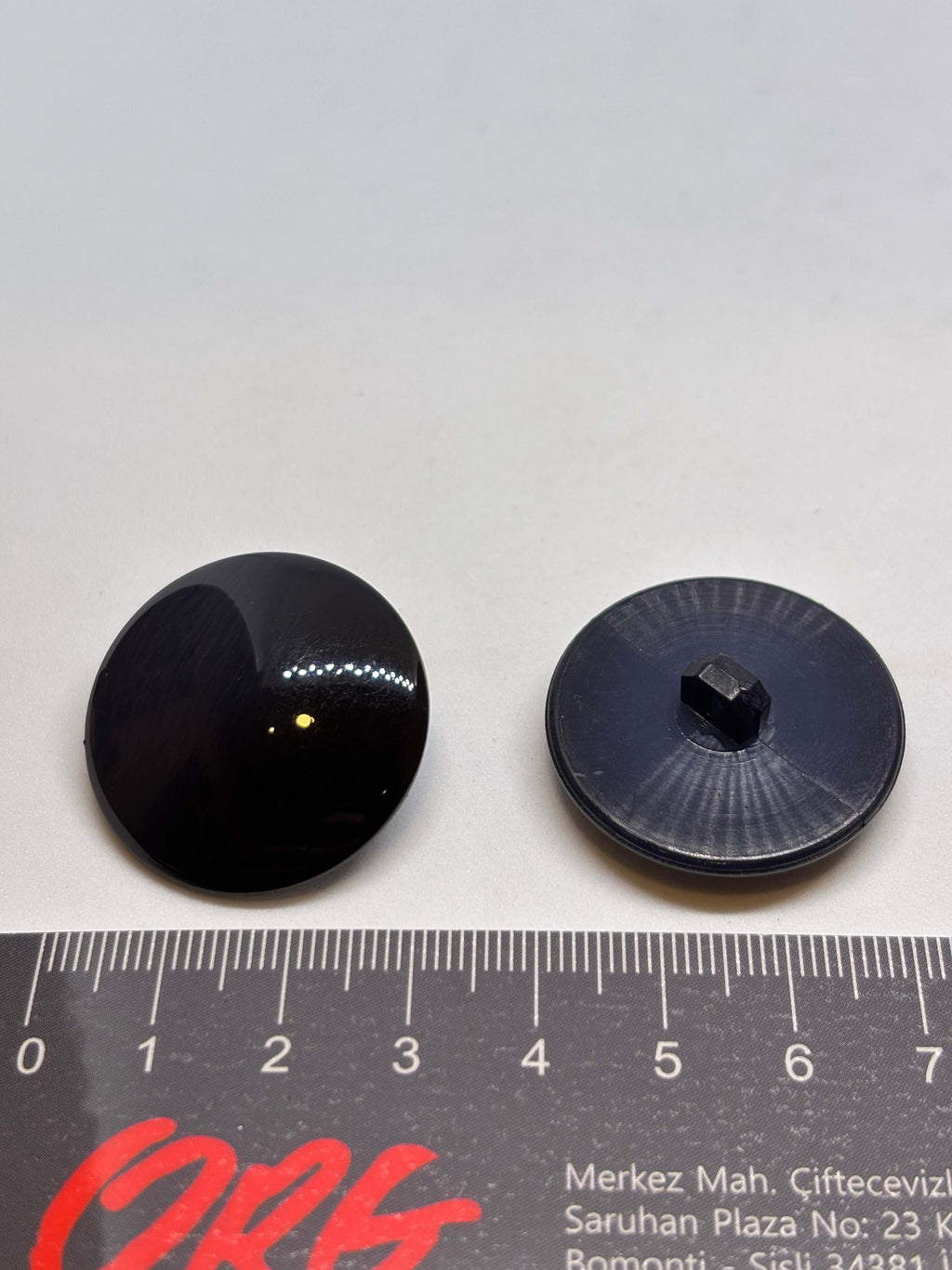 Botón B5979 de vástago poliéster 30mm negro brillante, elegante y de lujo discreto. button