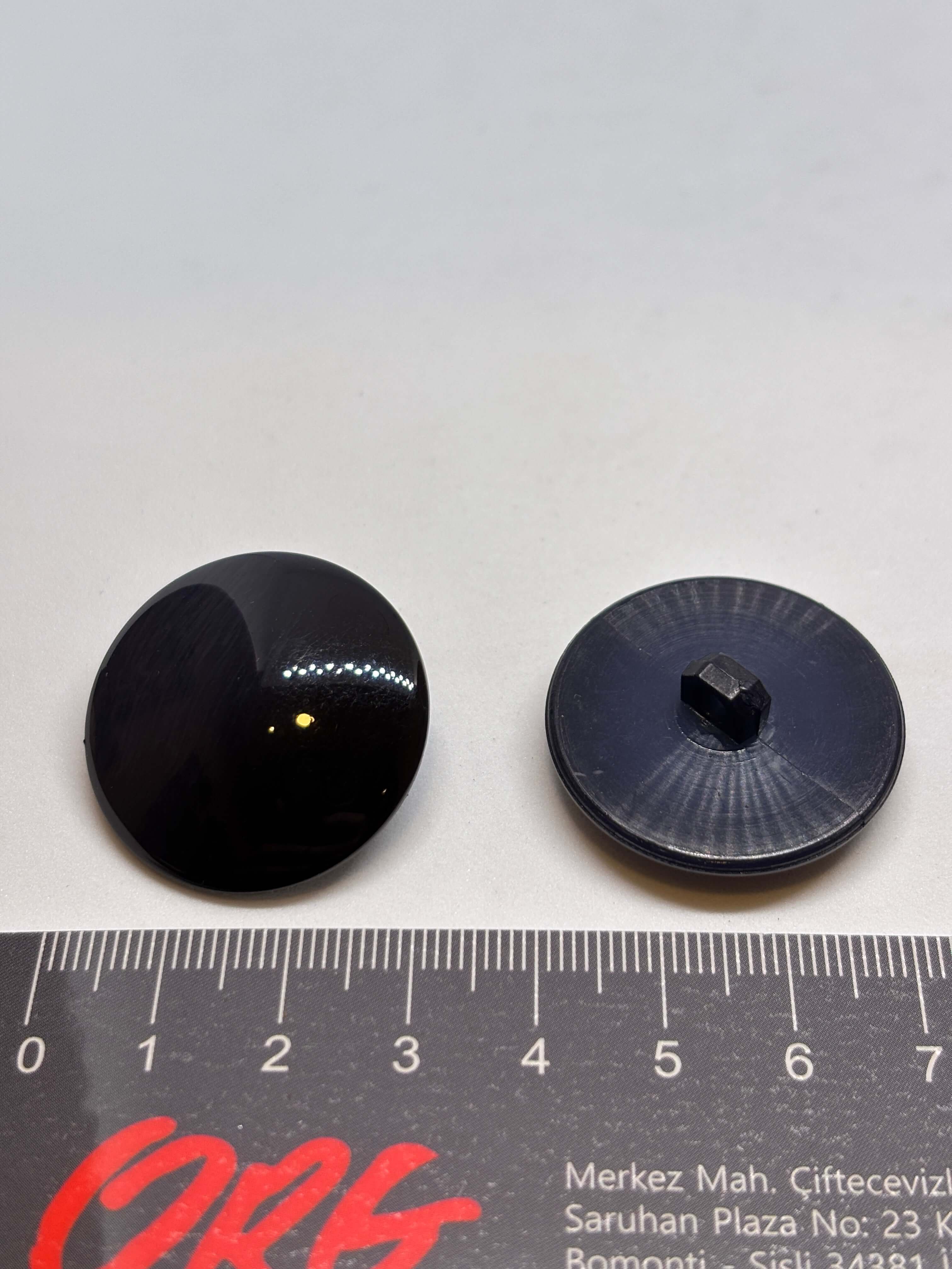 Botón B5979 de vástago poliéster 30mm negro brillante, elegante y de lujo discreto. button