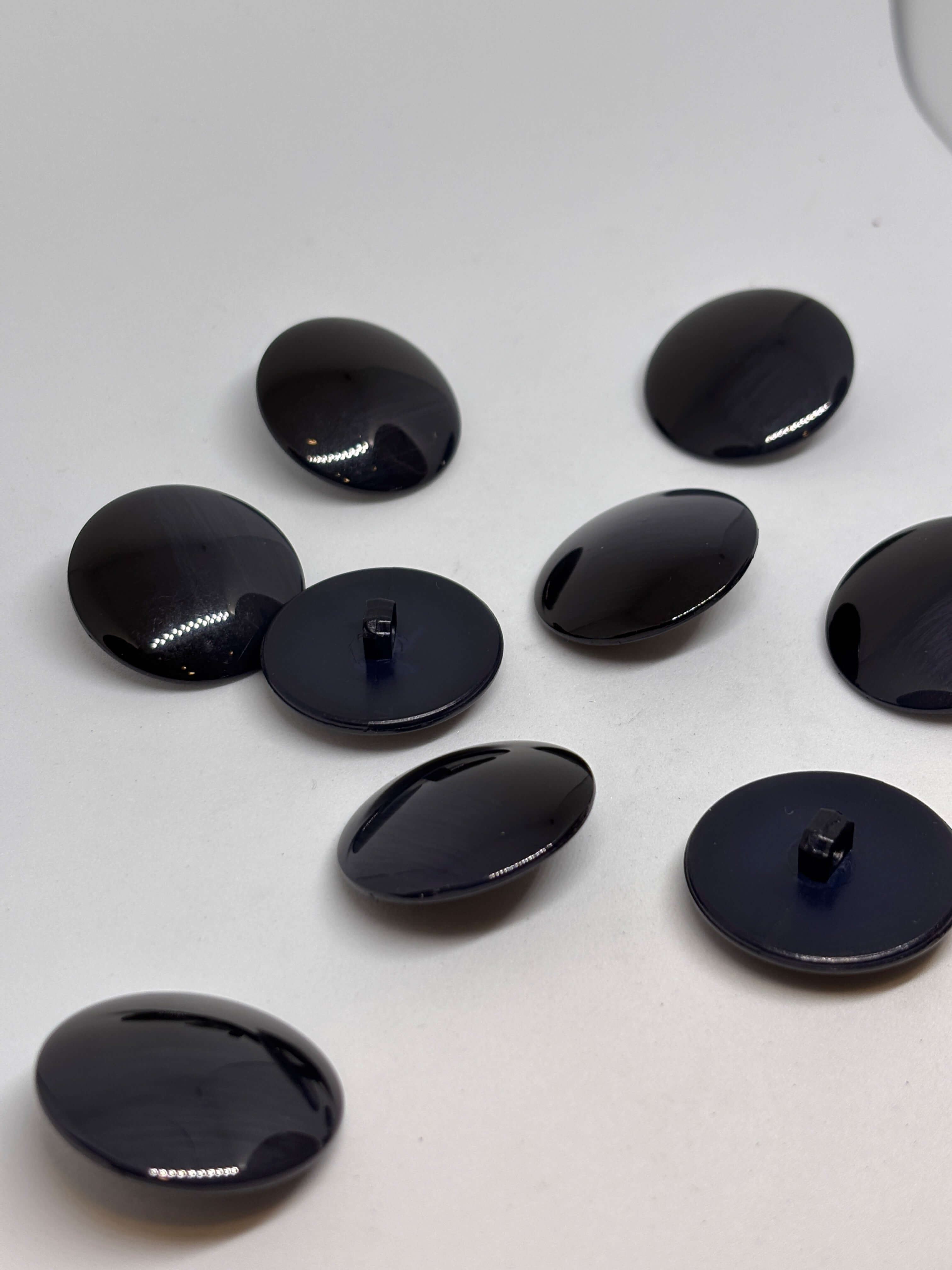 Botón B5979 de vástago poliéster 30mm negro brillante, elegante y de lujo discreto. button