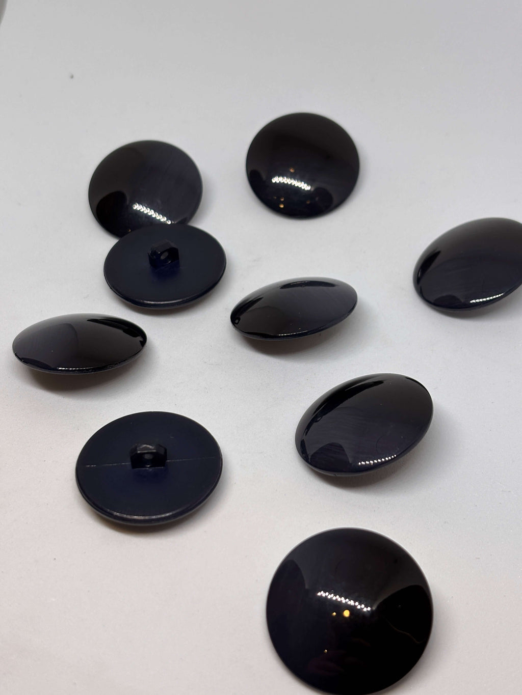 Botón B5979 de vástago poliéster 30mm negro brillante, elegante y de lujo discreto. button