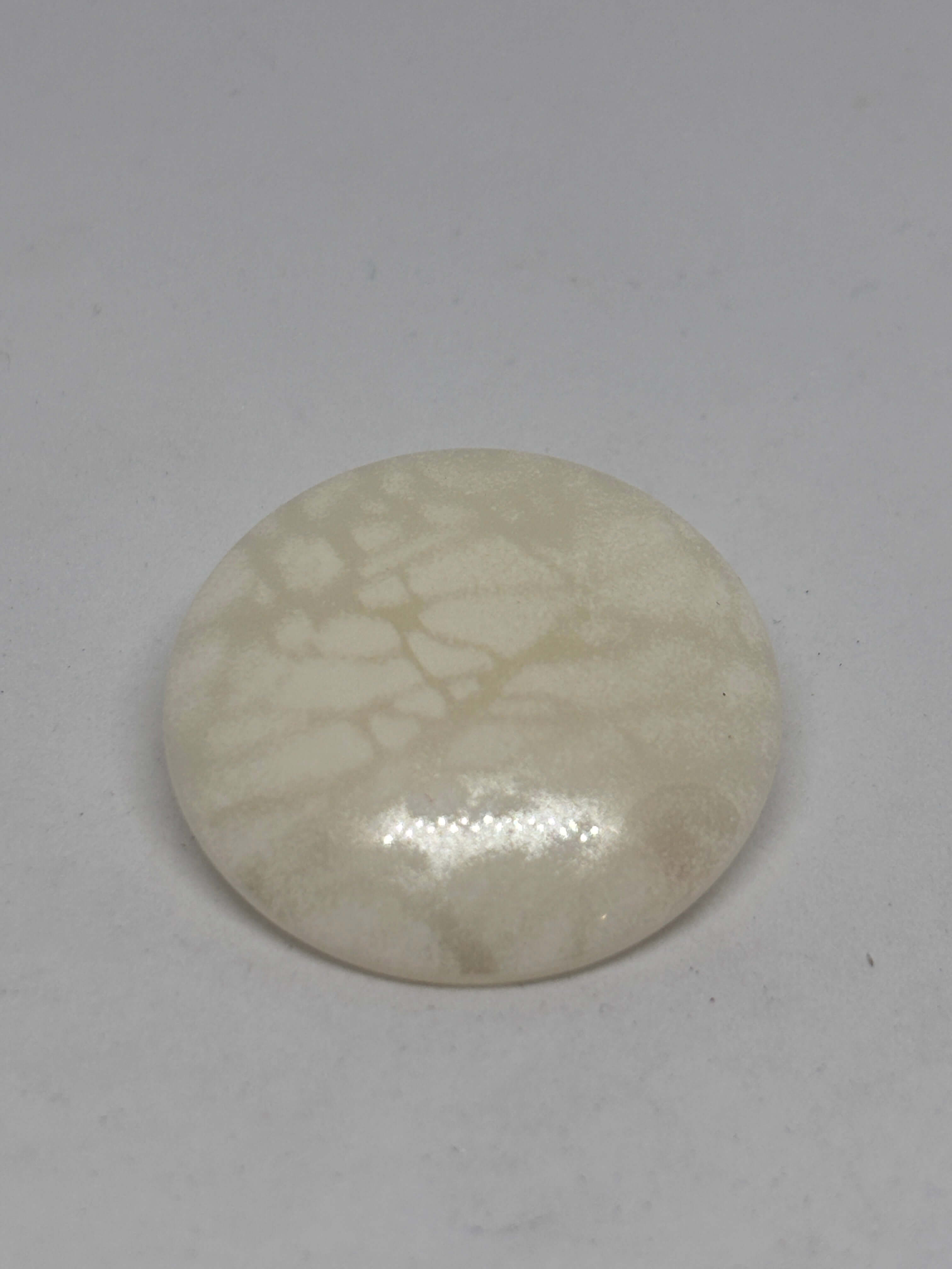 Botón B5979 de vástago de poliéster ecru 34mm con acabado brillante y veteado sutil tipo mármol. button