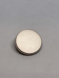 Botón B6605 de vástago plata 20mm domo suave con acabado reflectante pulido, ideal para prendas elegantes. button