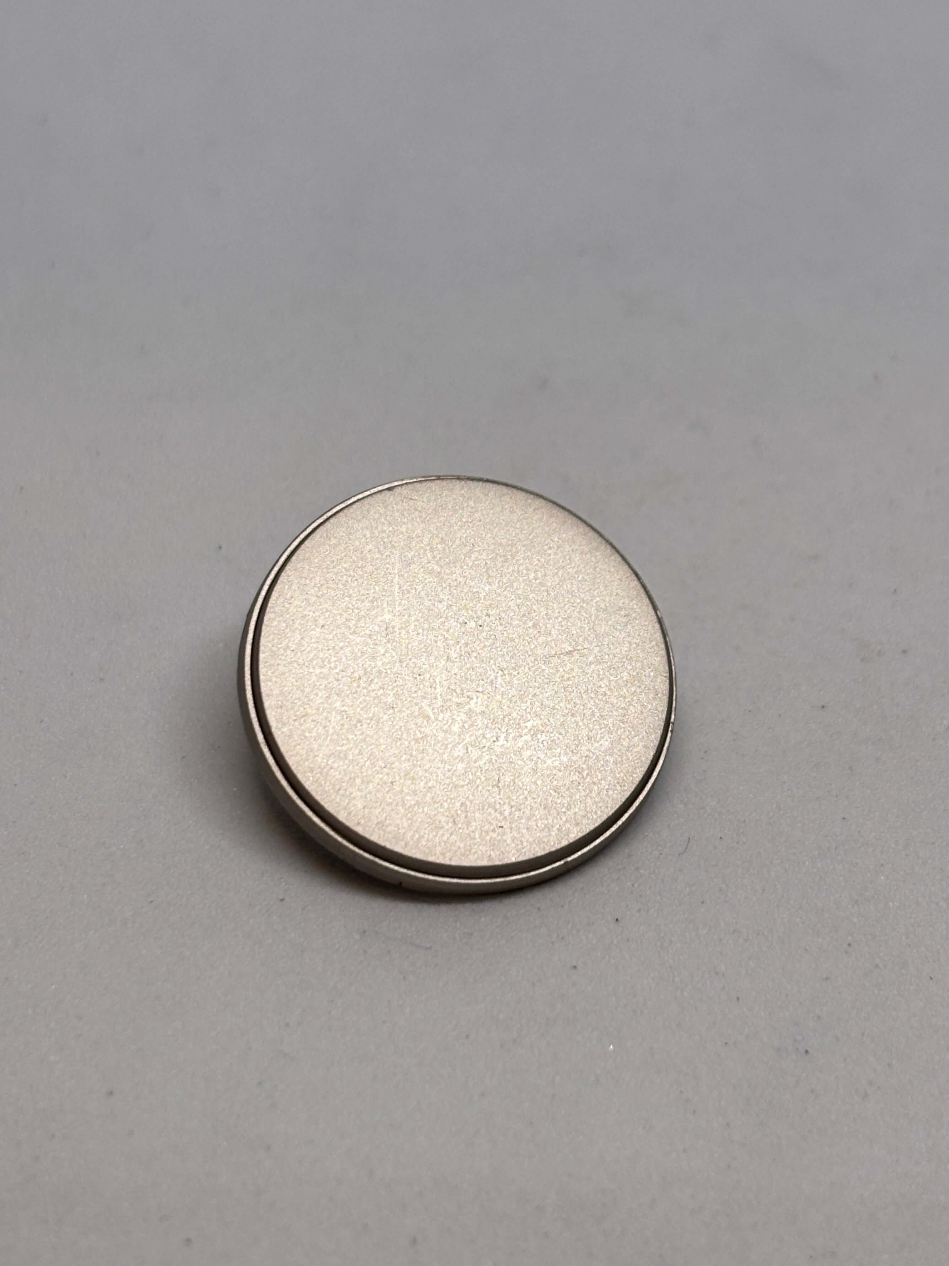 Botón B6605 de vástago plata 20mm domo suave con acabado reflectante pulido, ideal para prendas elegantes. button