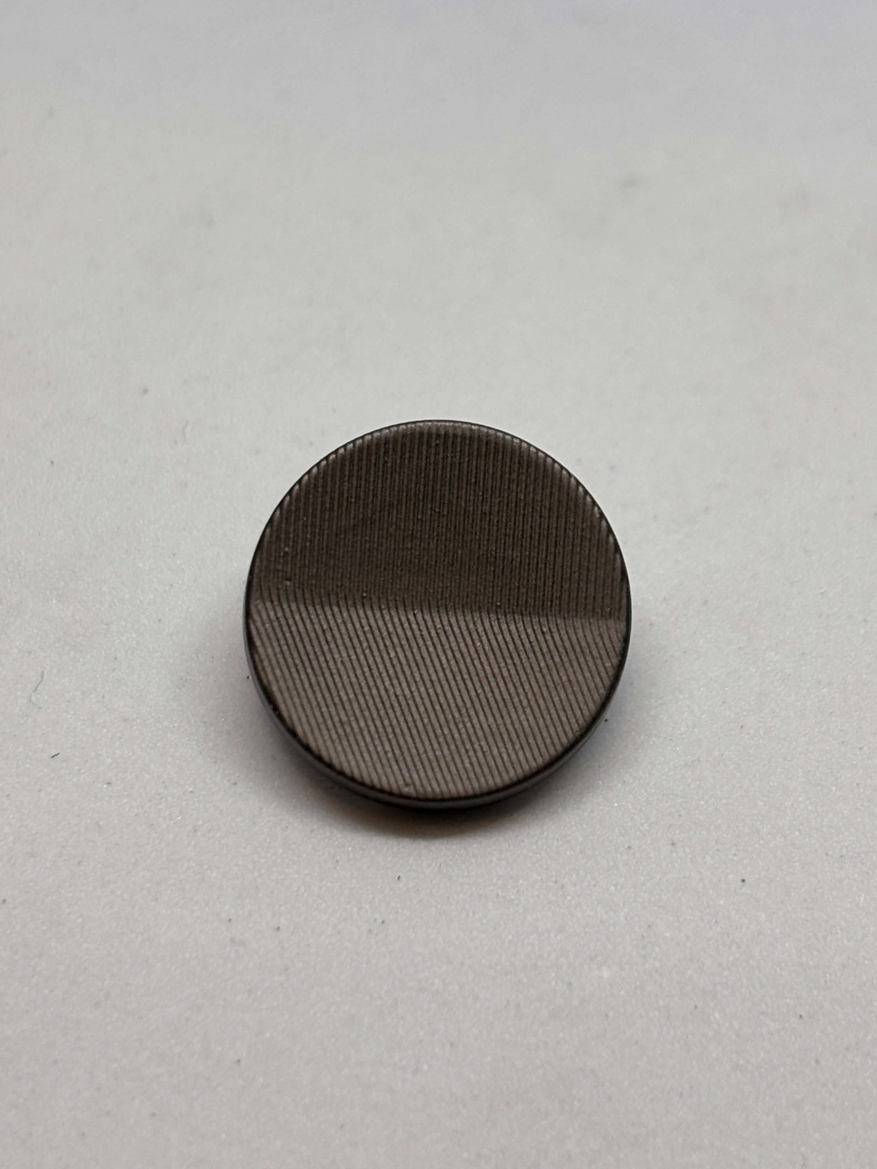 Botón B6613 en gunmetal con textura de domo profundo de 15mm, ideal para moda elegantes. button