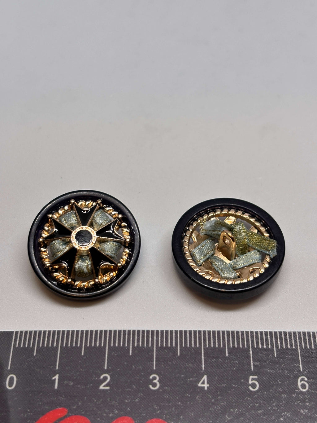 Botón B7185 de vástago negro con diseño de estrella en oro y cruz de Malta, 25 mm, encanto vintage. button