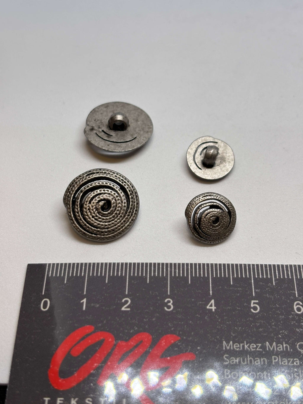 Botón B7815 de vástago en bronce, diseño texturizado, 13-18mm, acabado vintage, ideal para camisas y blazers. button