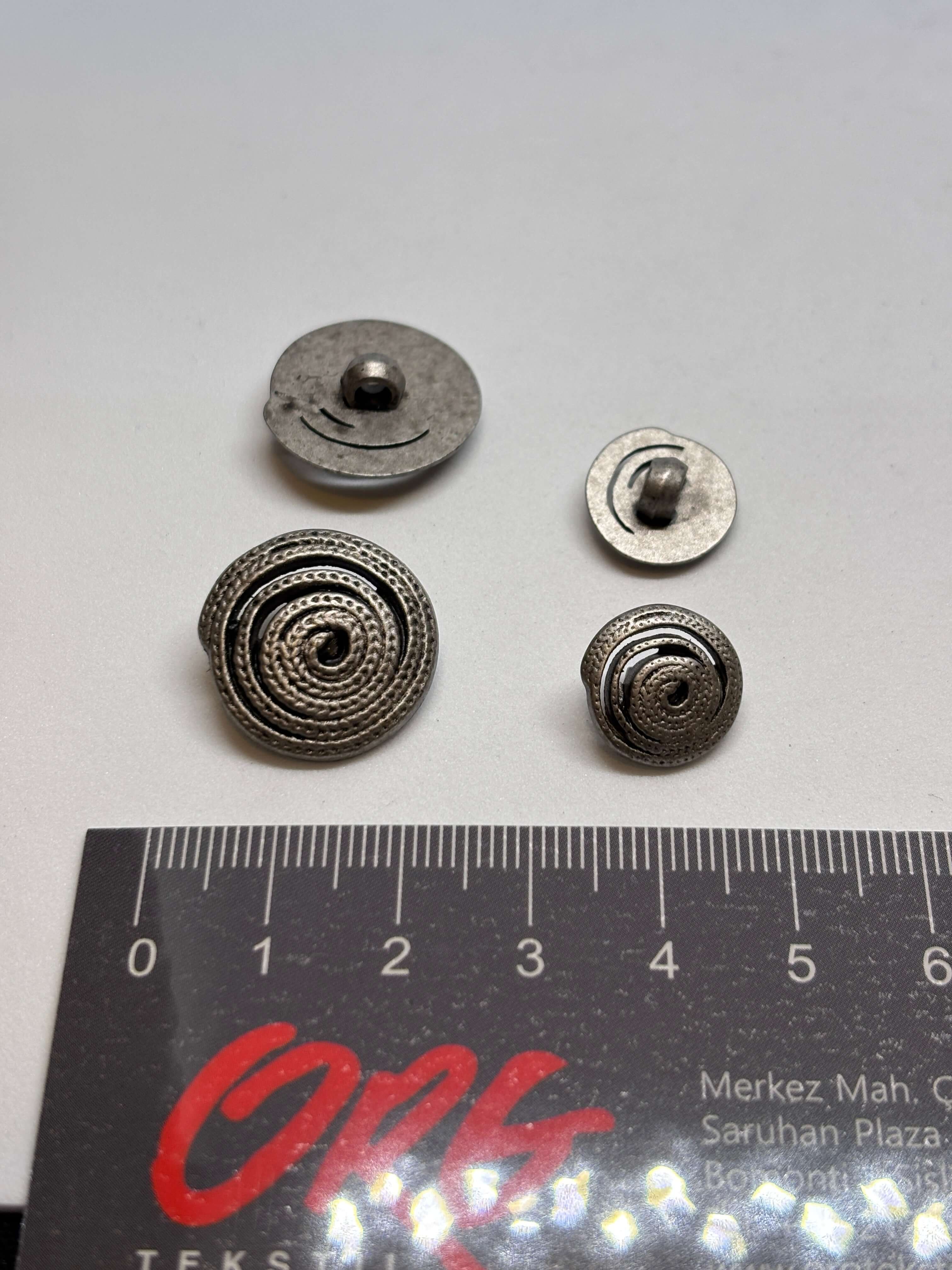 Botón B7815 de vástago en bronce, diseño texturizado, 13-18mm, acabado vintage, ideal para camisas y blazers. button