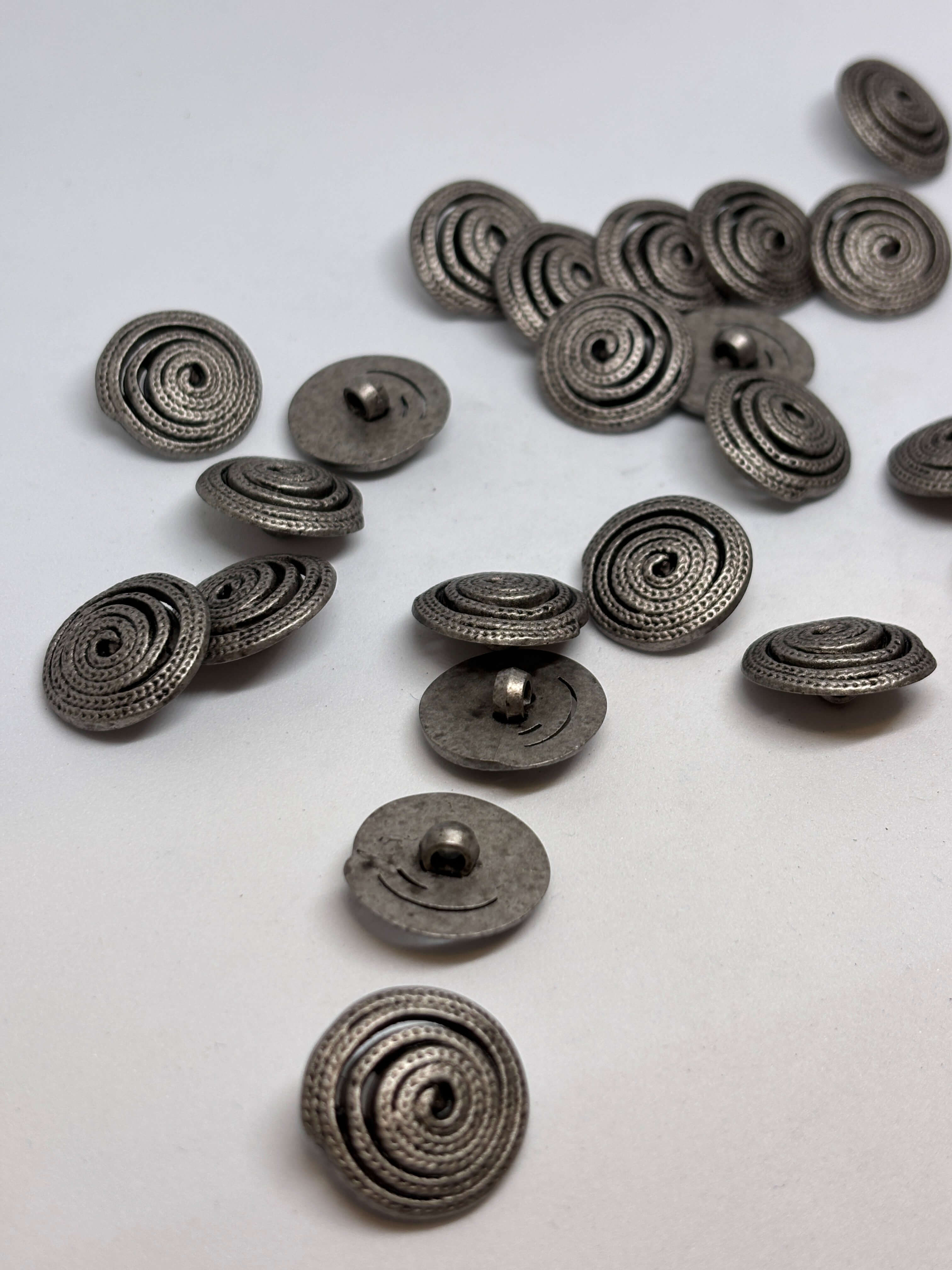 Botón B7815 de vástago en bronce, diseño texturizado, 13-18mm, acabado vintage, ideal para camisas y blazers. button